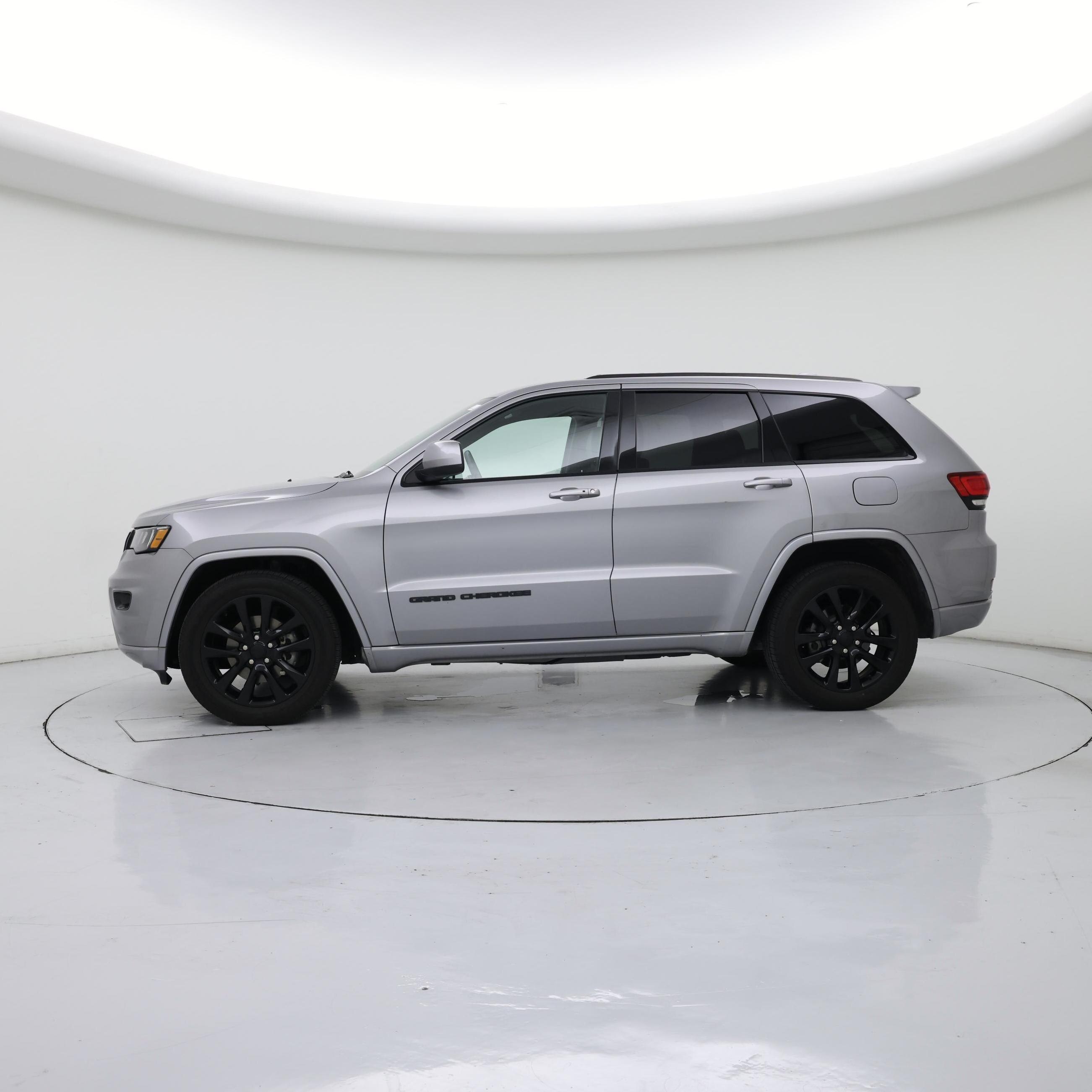 Thumbnail: 2017 Jeep Grand Cherokee - 3