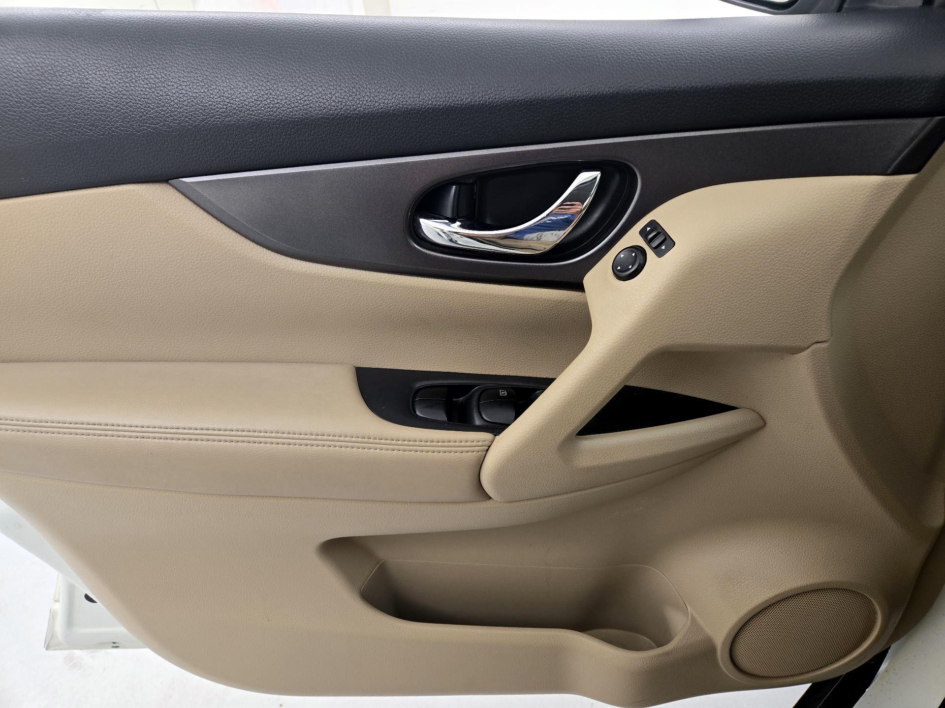 Thumbnail: 2015 Nissan Rogue - 12