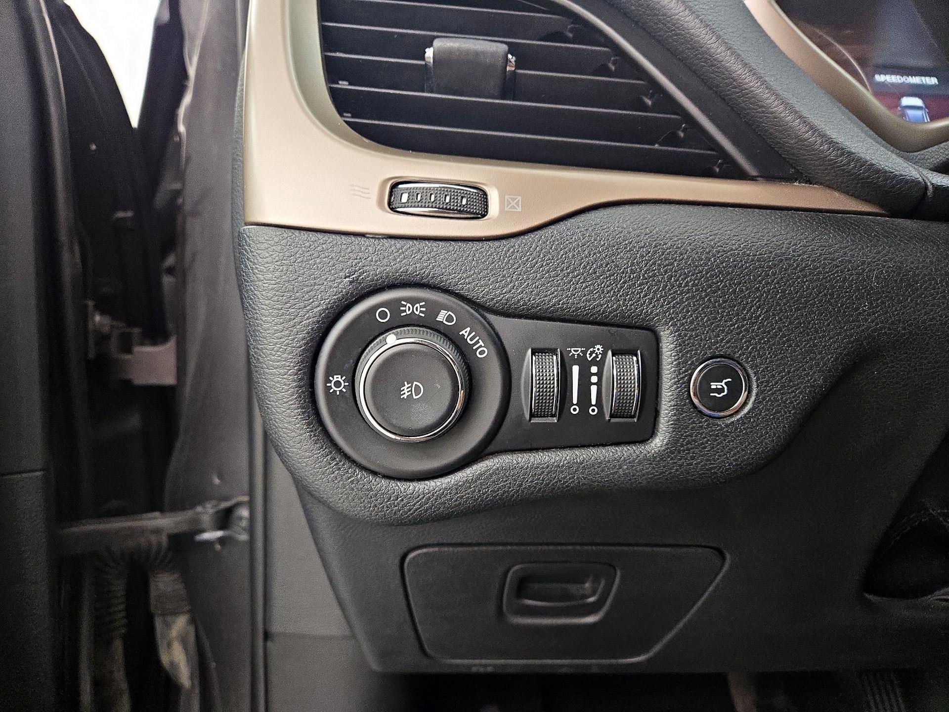 Thumbnail: 2016 Jeep Cherokee - 13