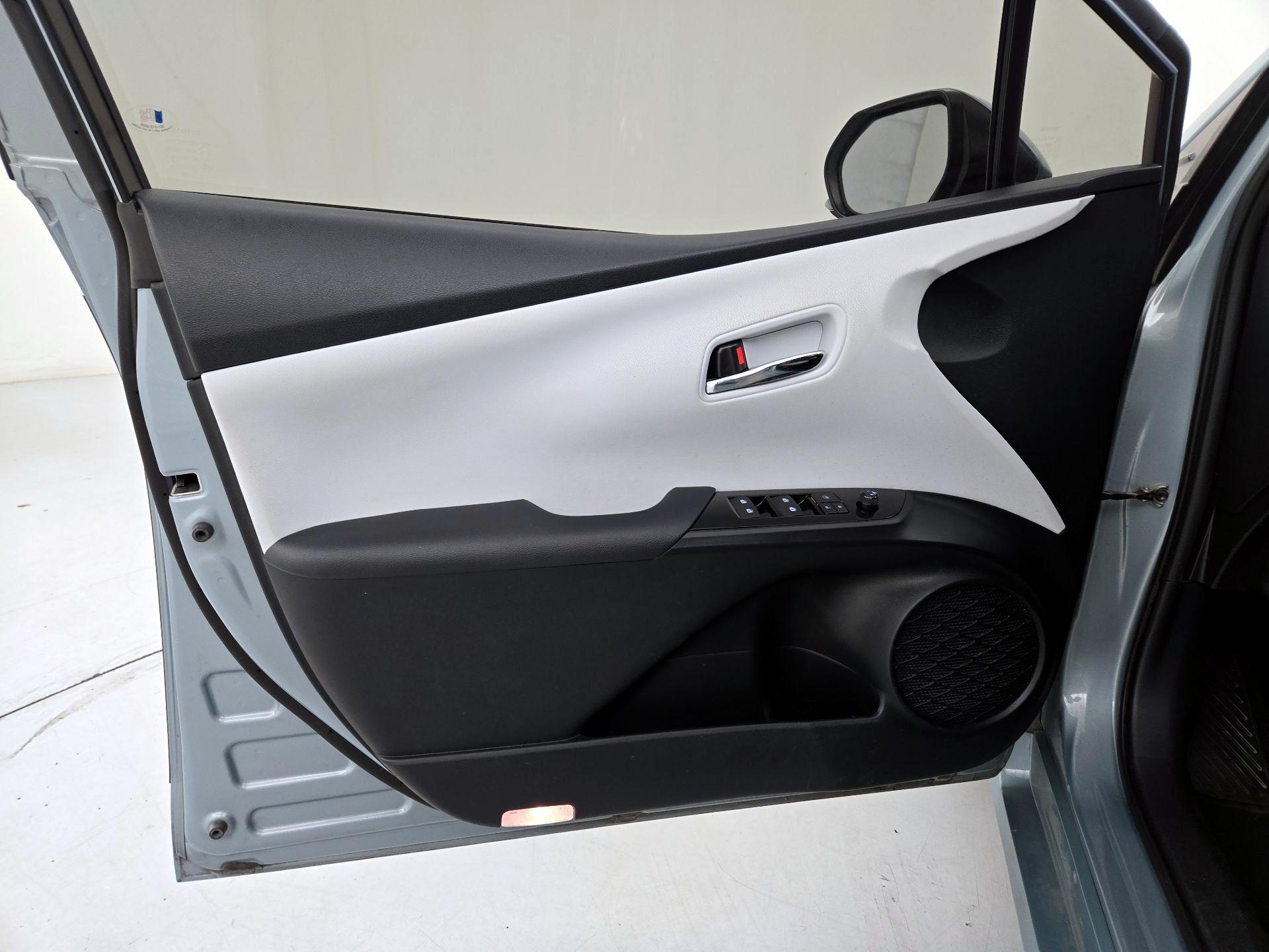 Thumbnail: 2016 Toyota Prius - 12