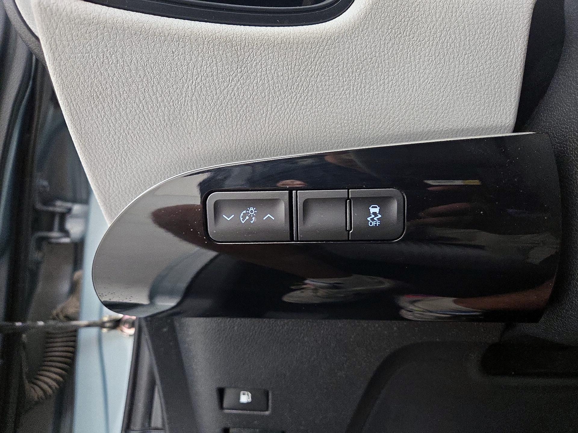 Thumbnail: 2016 Toyota Prius - 13