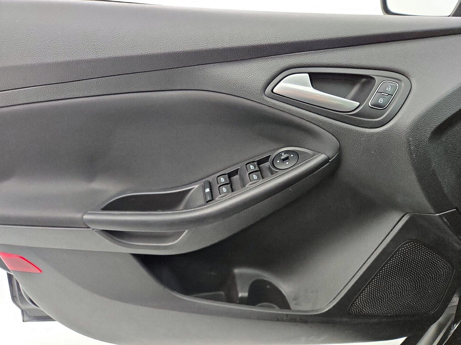 Thumbnail: 2015 Ford Focus - 12