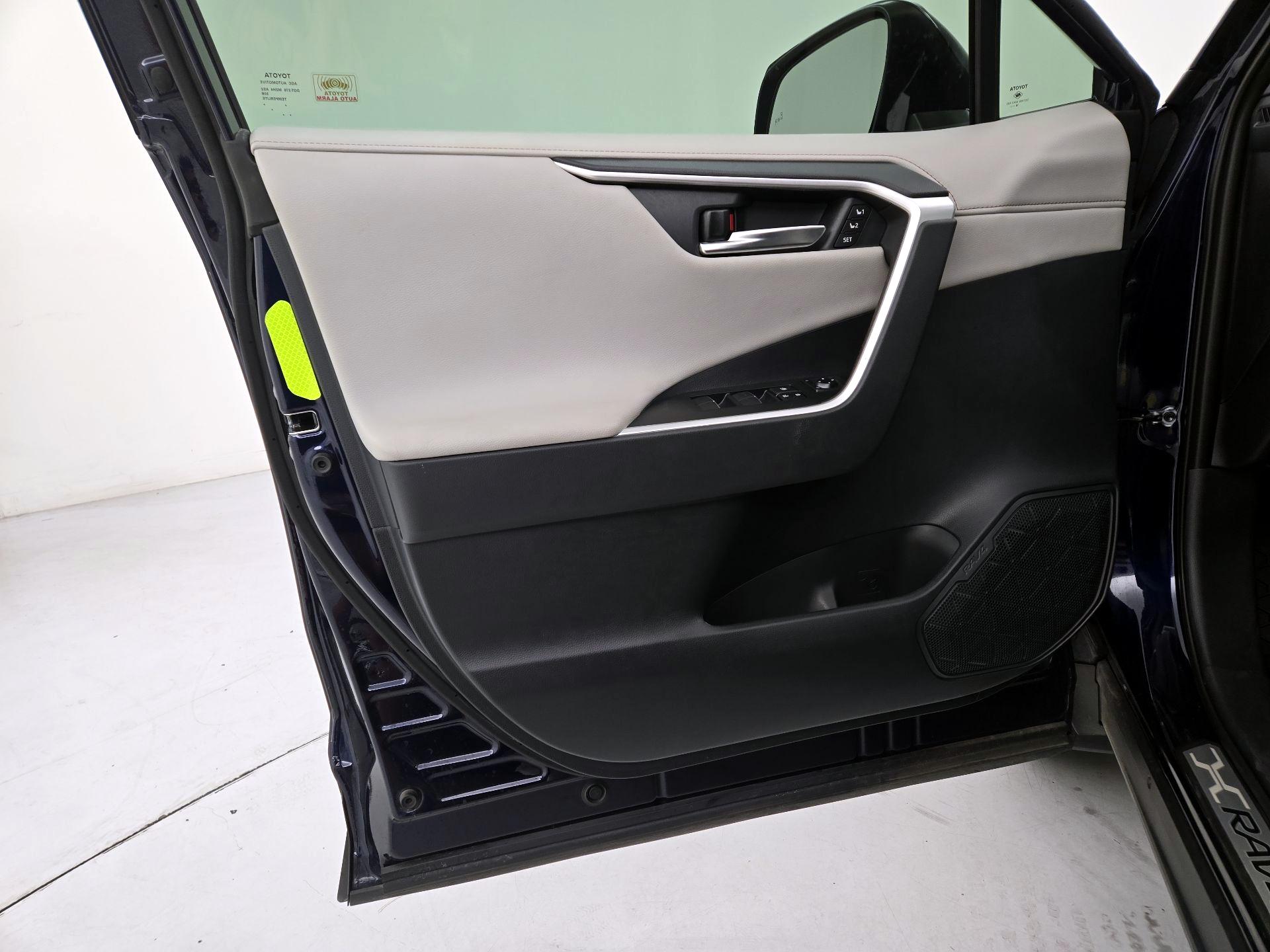 Thumbnail: 2019 Toyota RAV4 - 12