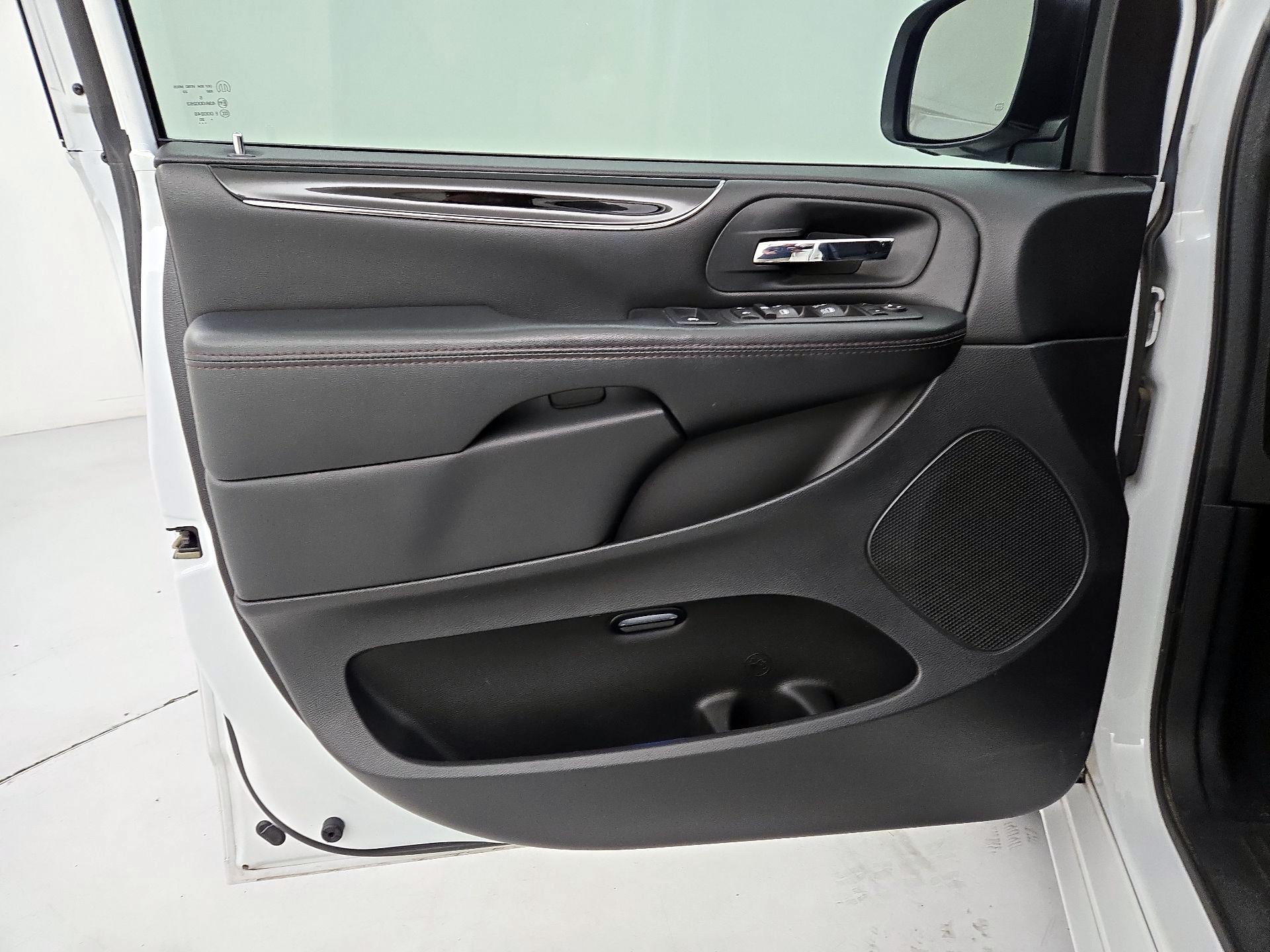 Thumbnail: 2020 Dodge Grand Caravan - 12