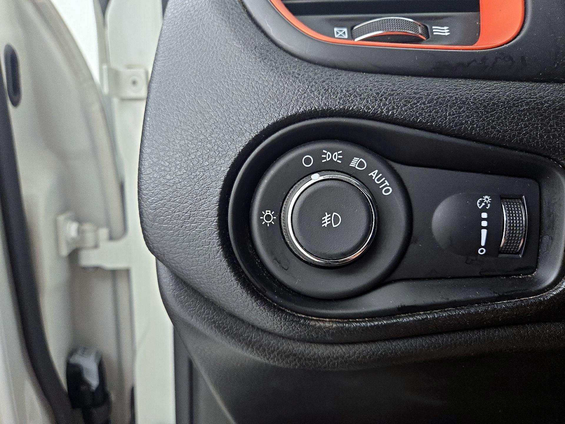 Thumbnail: 2018 Jeep Renegade - 13