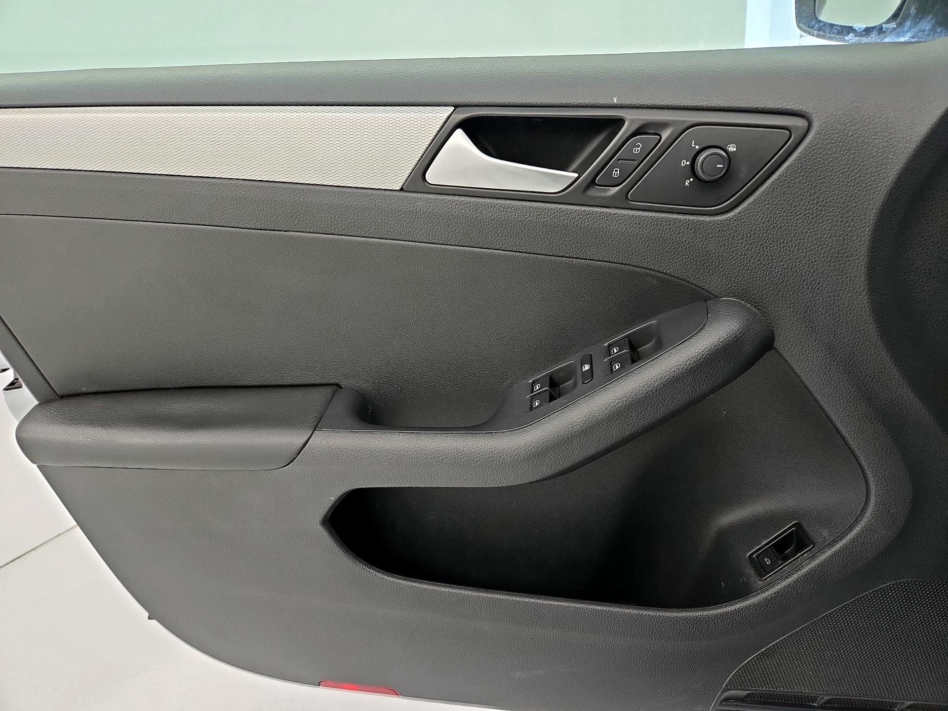 Thumbnail: 2017 Volkswagen Jetta - 12