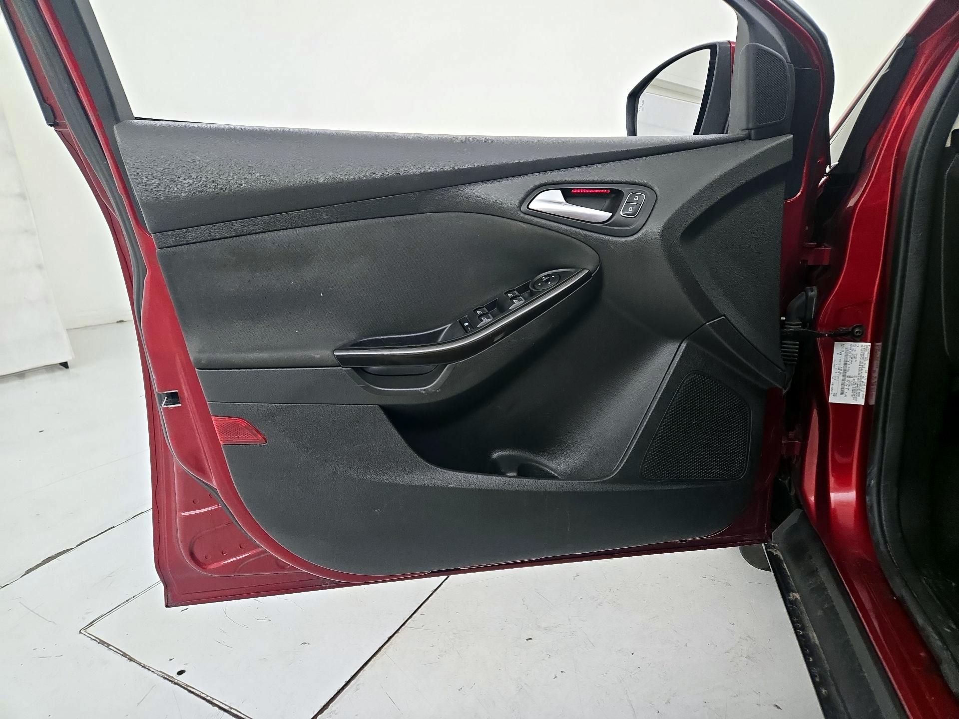 Thumbnail: 2016 Ford Focus - 12