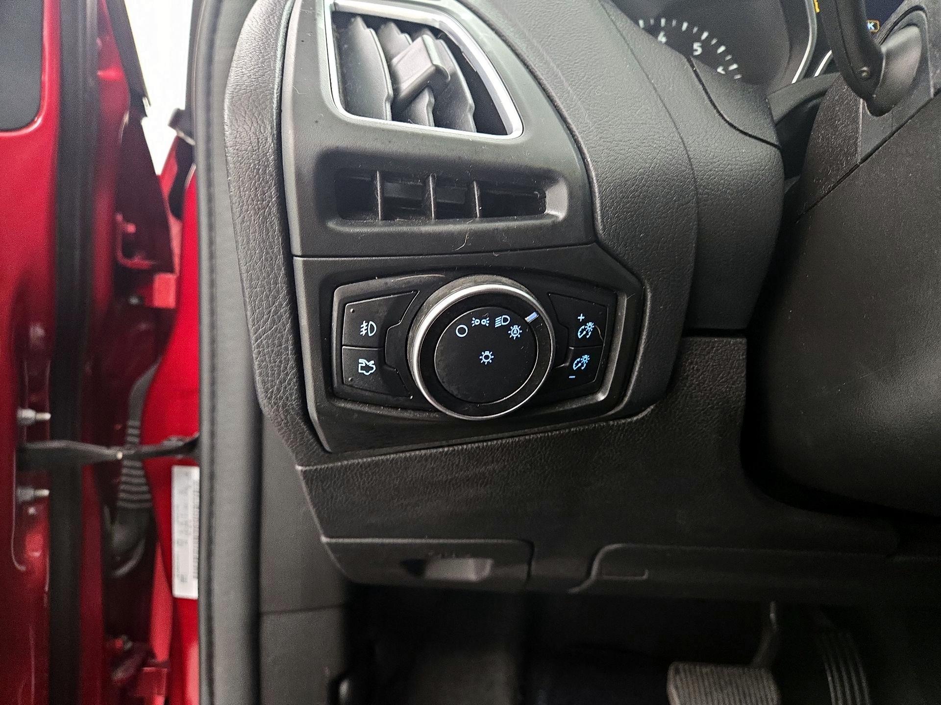 Thumbnail: 2016 Ford Focus - 13