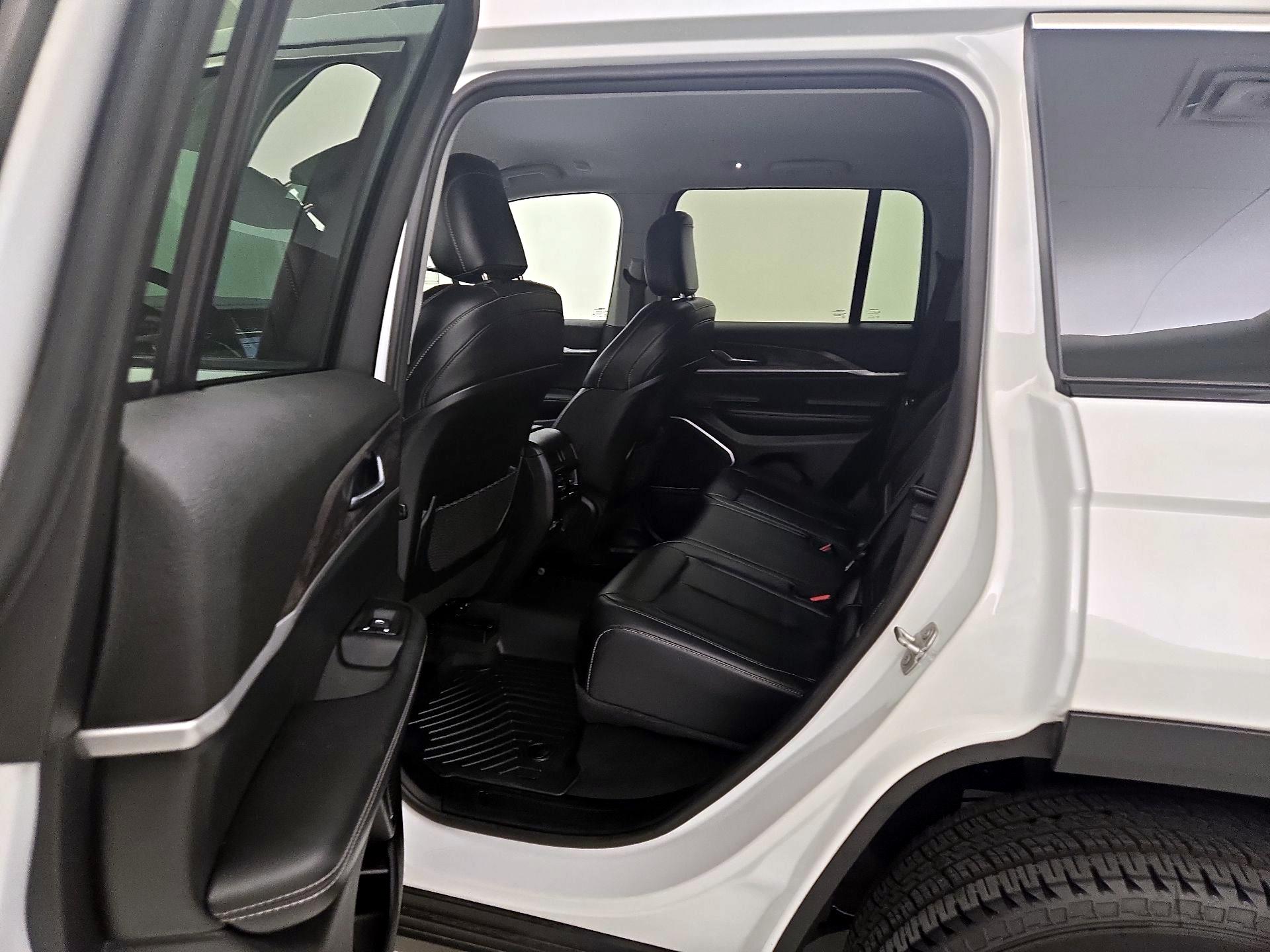 Thumbnail: 2022 Jeep Grand Cherokee - 19