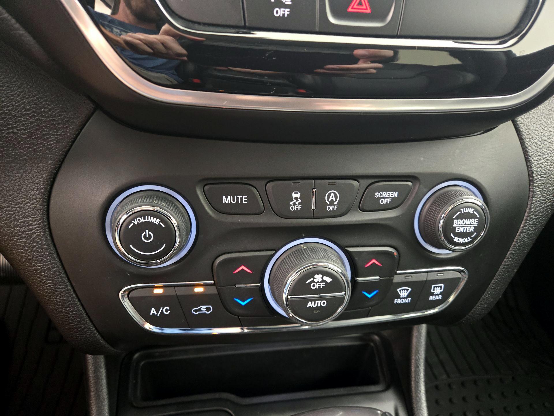 Thumbnail: 2020 Jeep Cherokee - 16
