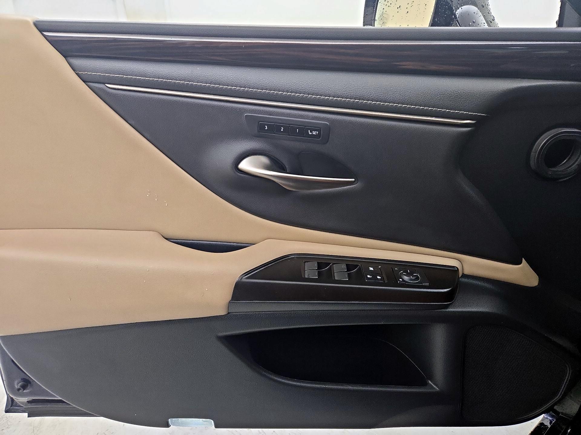 Thumbnail: 2019 Lexus ES - 12