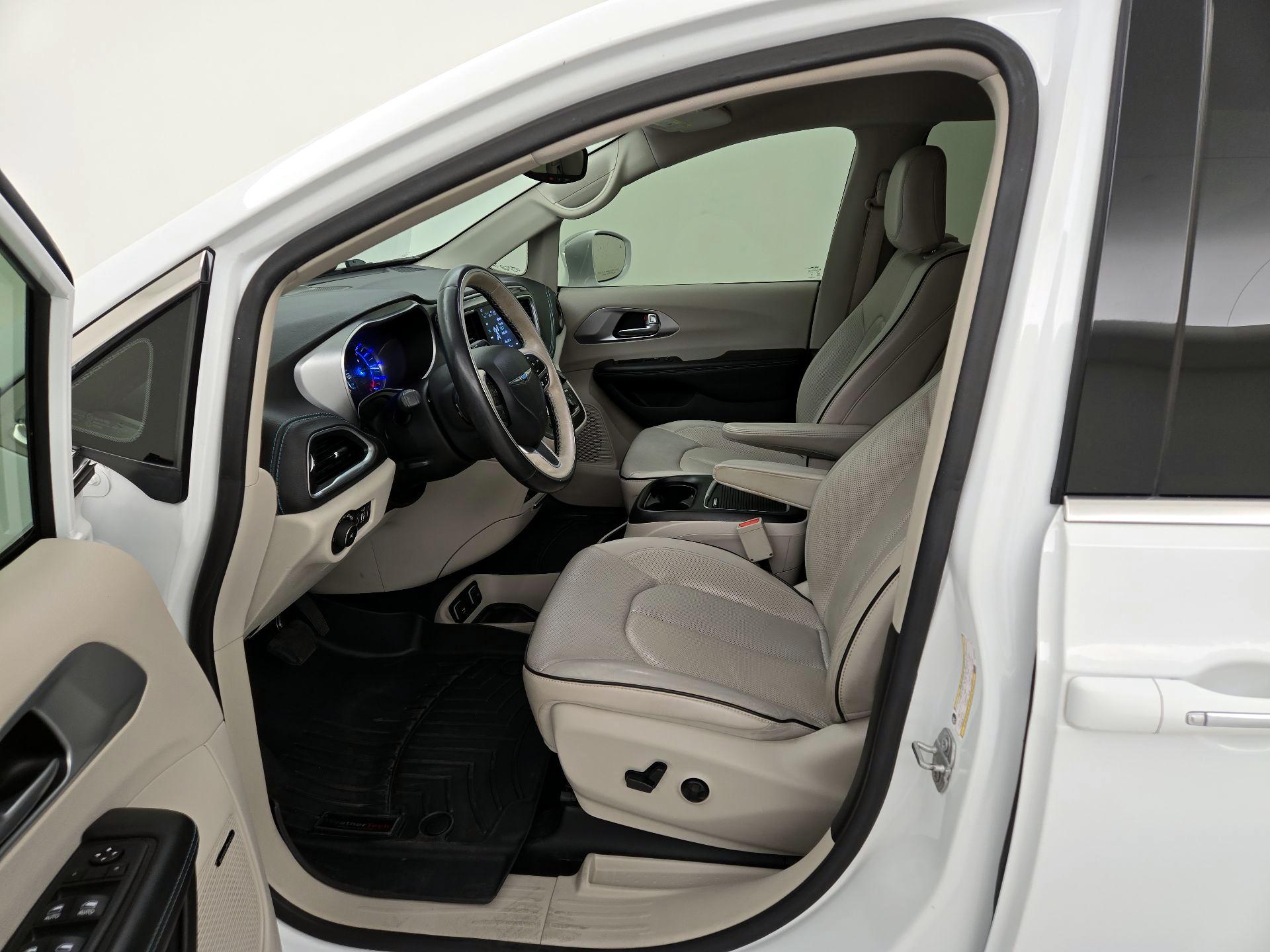 Thumbnail: 2018 Chrysler Pacifica - 11