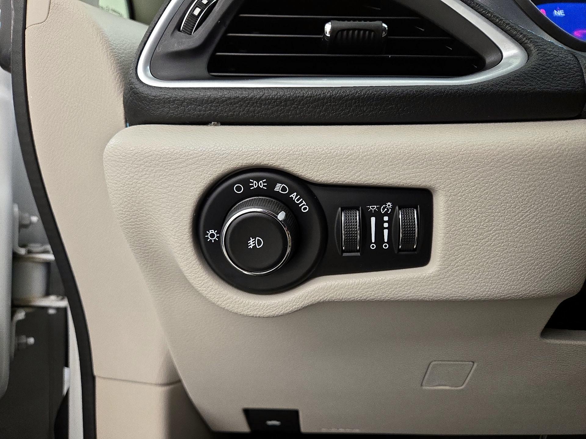Thumbnail: 2018 Chrysler Pacifica - 13