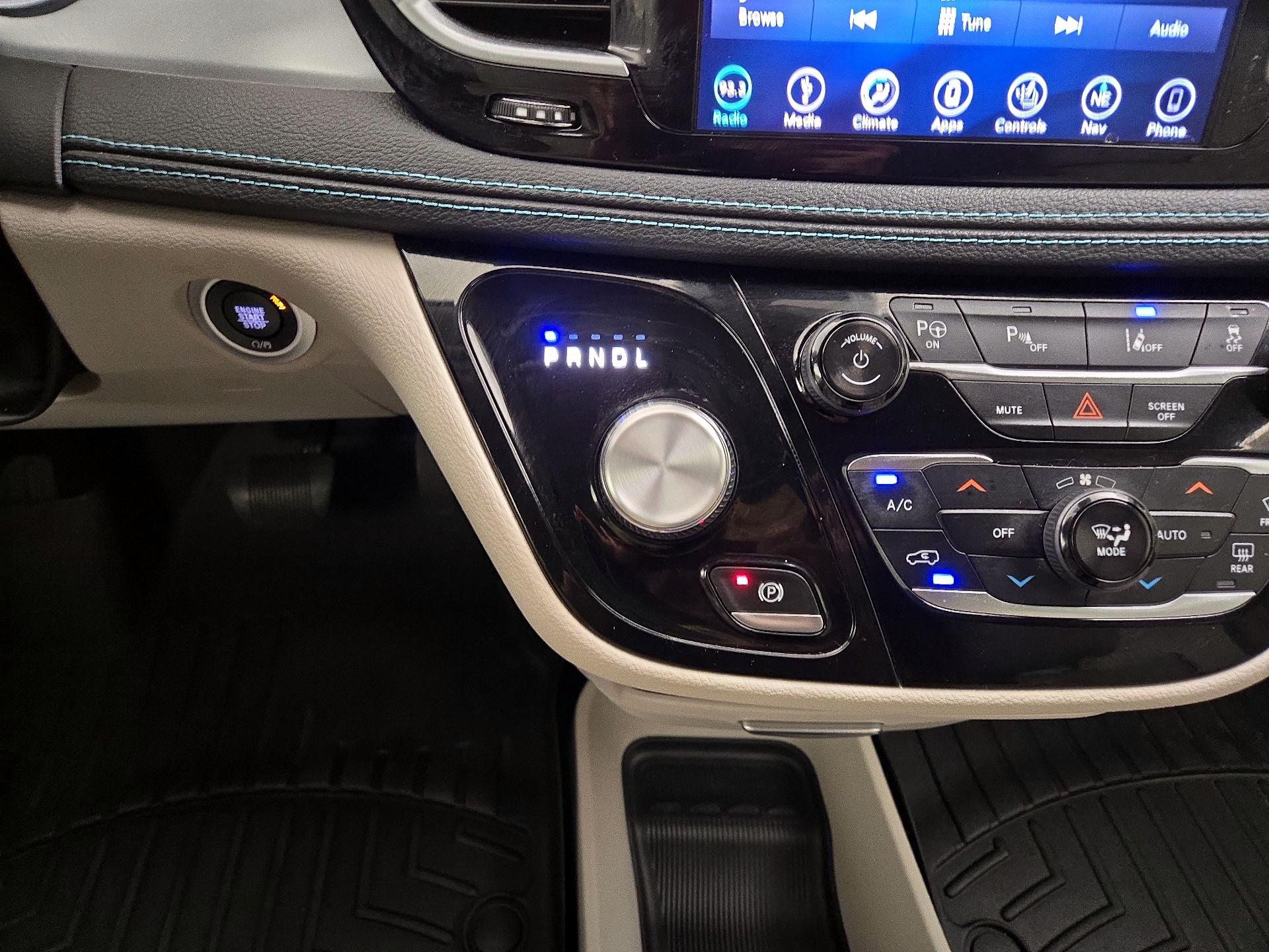 Thumbnail: 2018 Chrysler Pacifica - 18