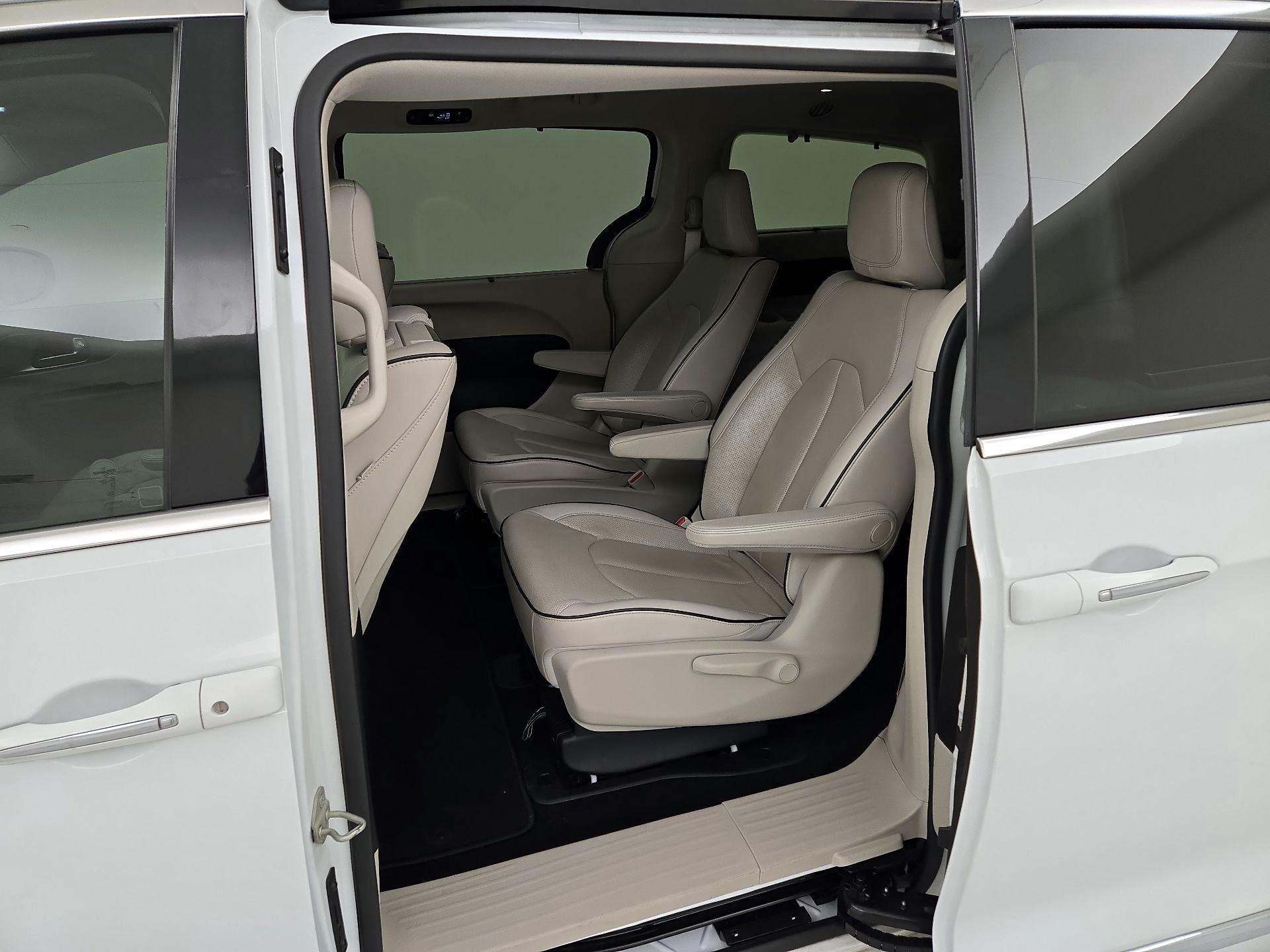 Thumbnail: 2018 Chrysler Pacifica - 20
