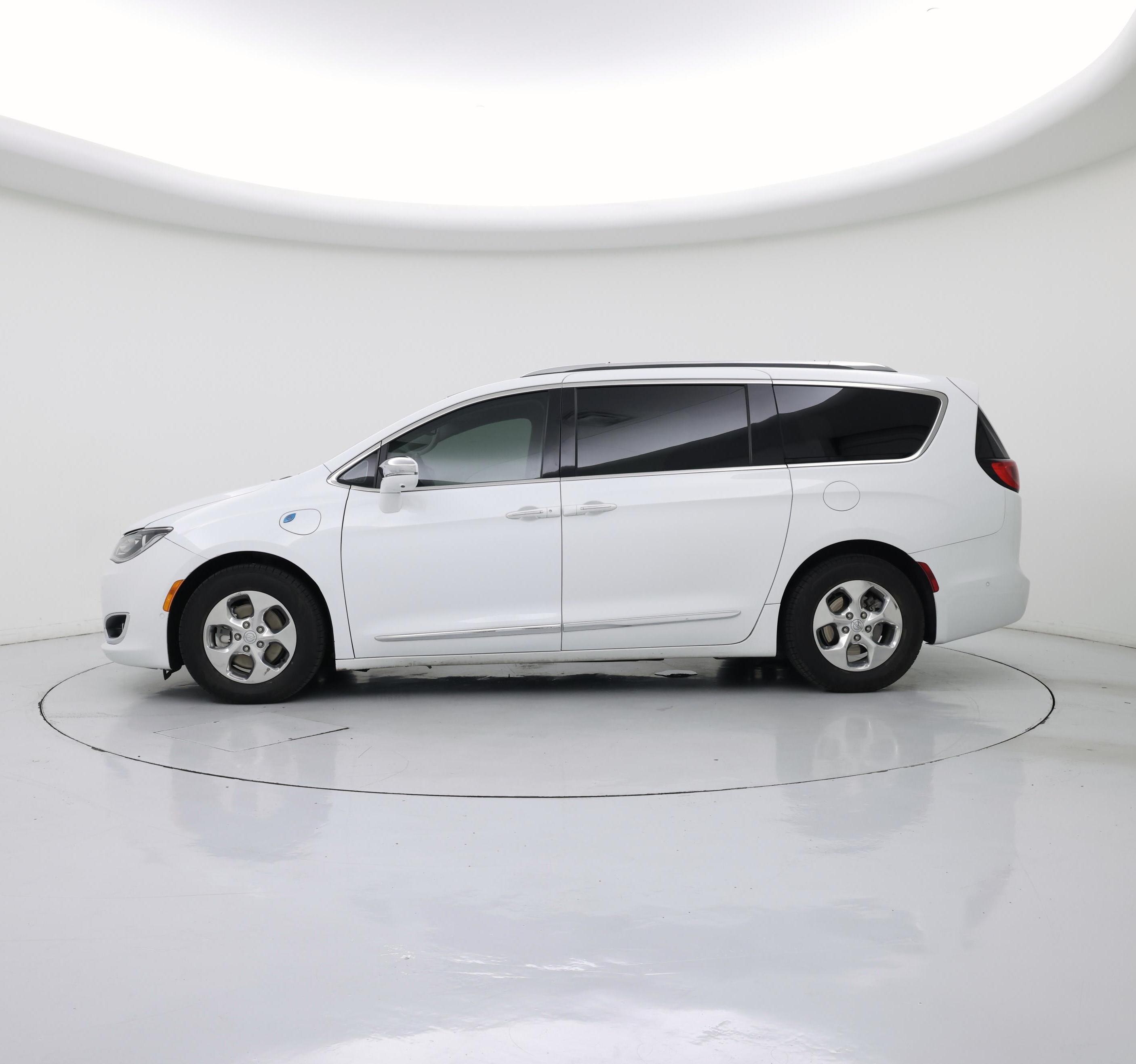 Thumbnail: 2018 Chrysler Pacifica - 3