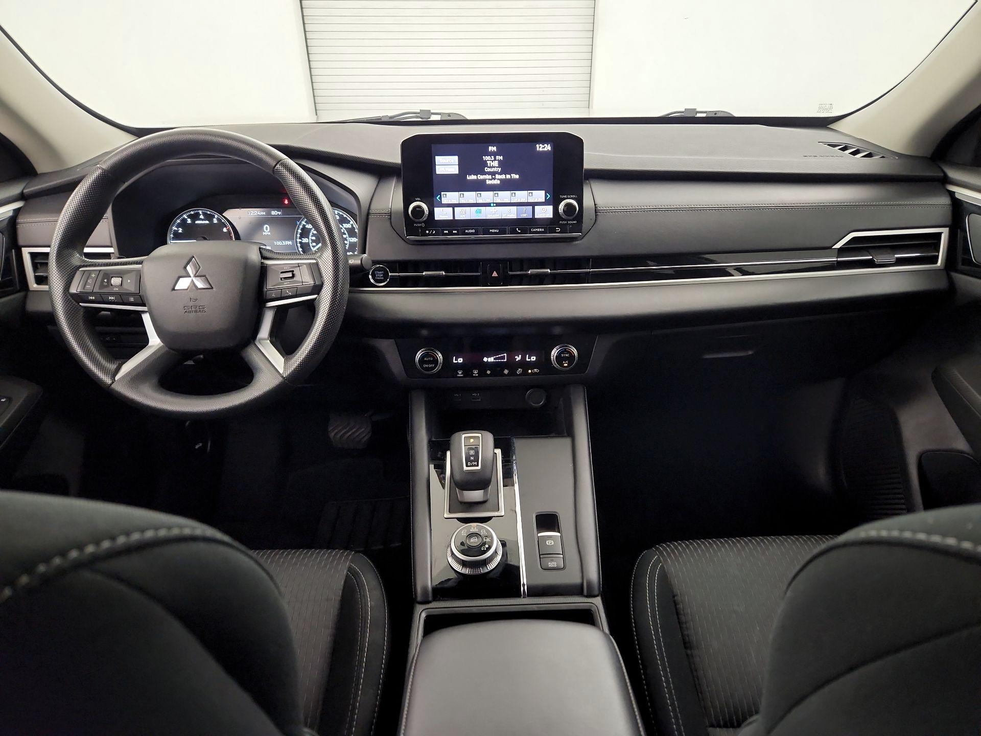 Thumbnail: 2023 Mitsubishi Outlander - 9