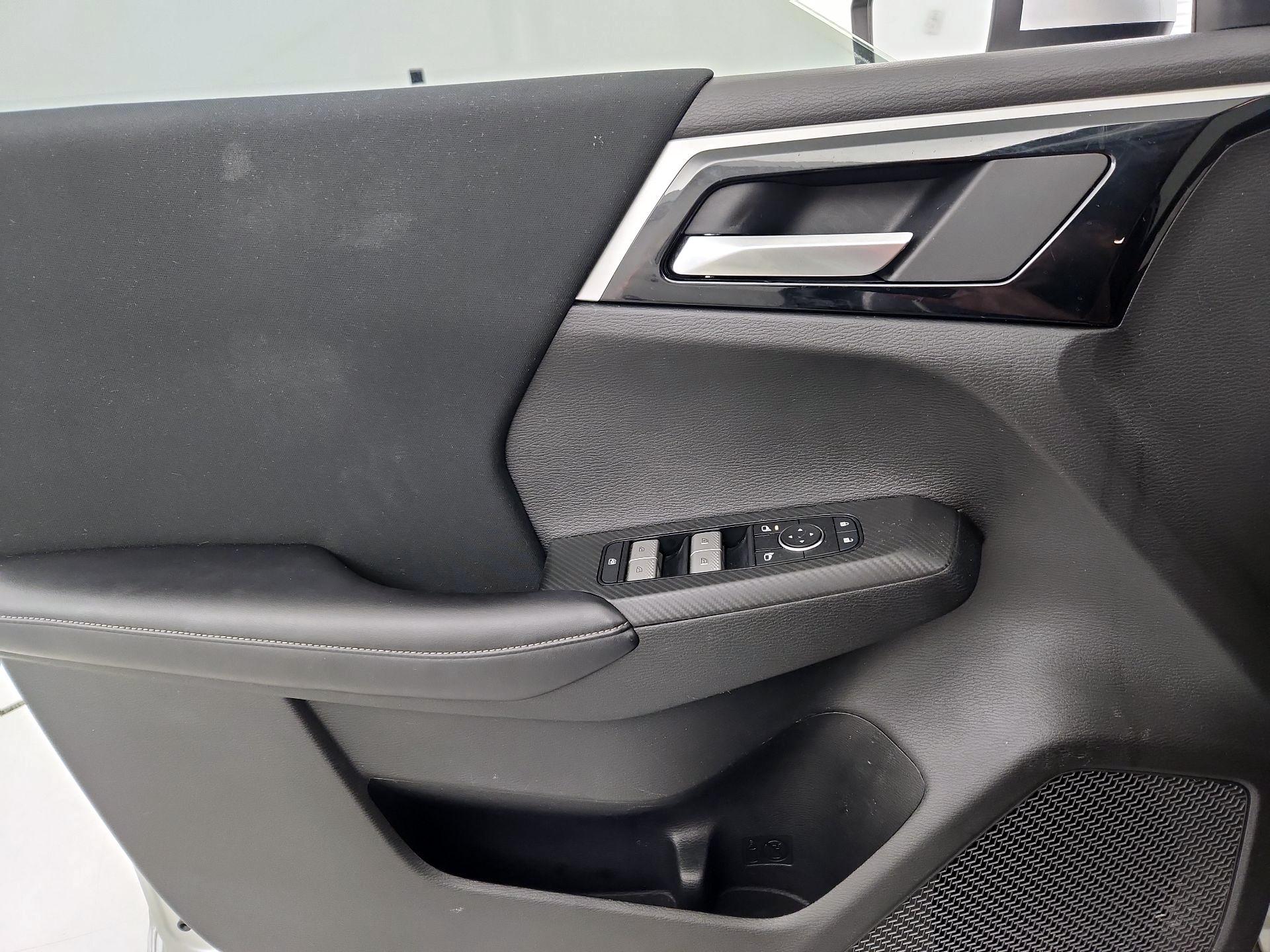 Thumbnail: 2023 Mitsubishi Outlander - 12
