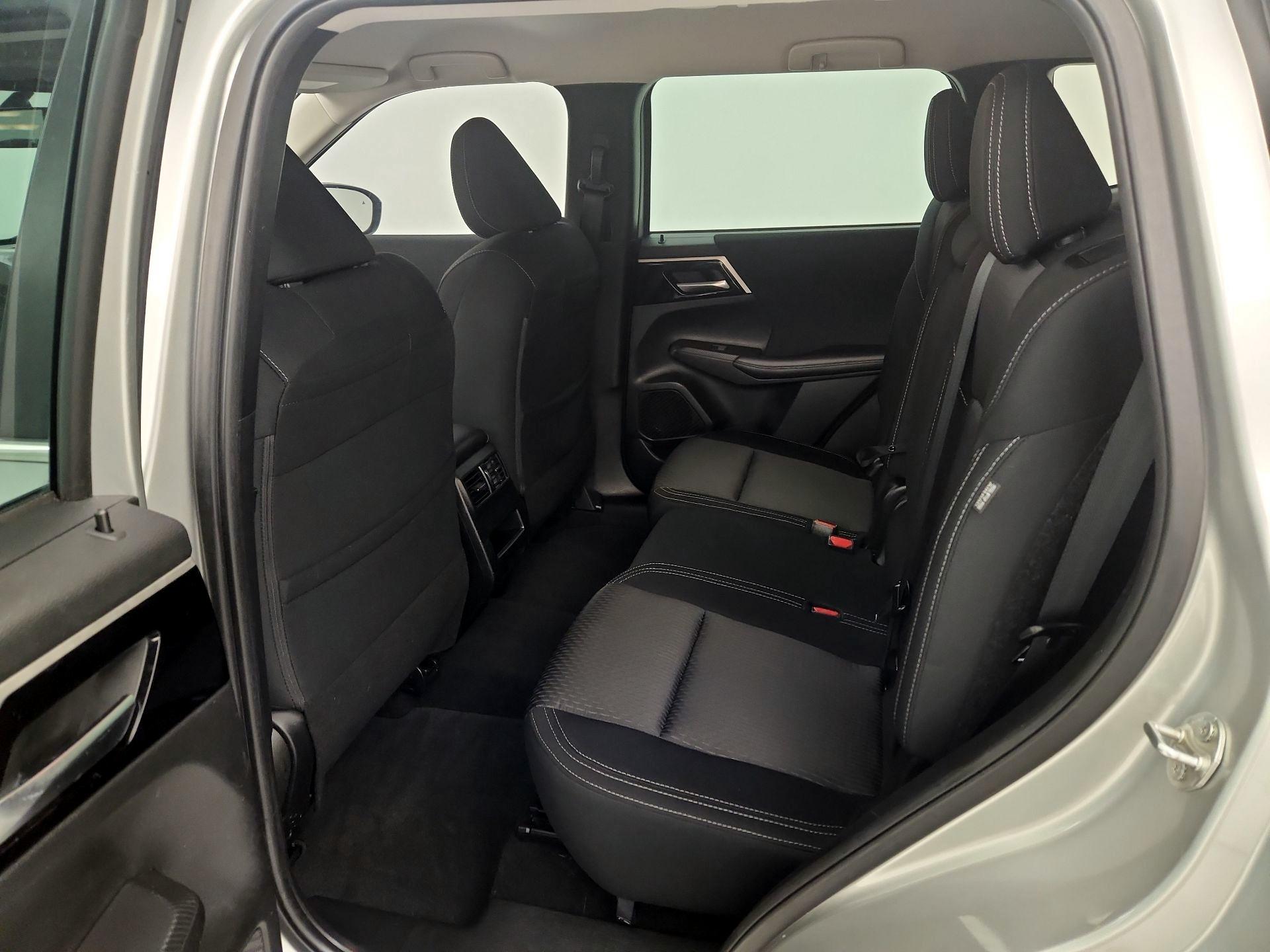Thumbnail: 2023 Mitsubishi Outlander - 19