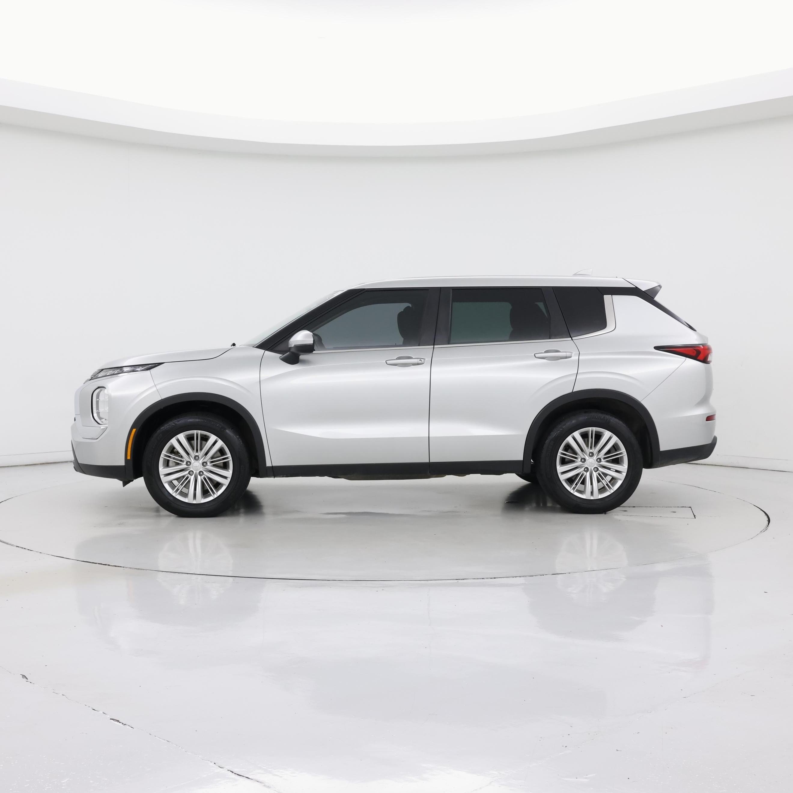 Thumbnail: 2023 Mitsubishi Outlander - 3
