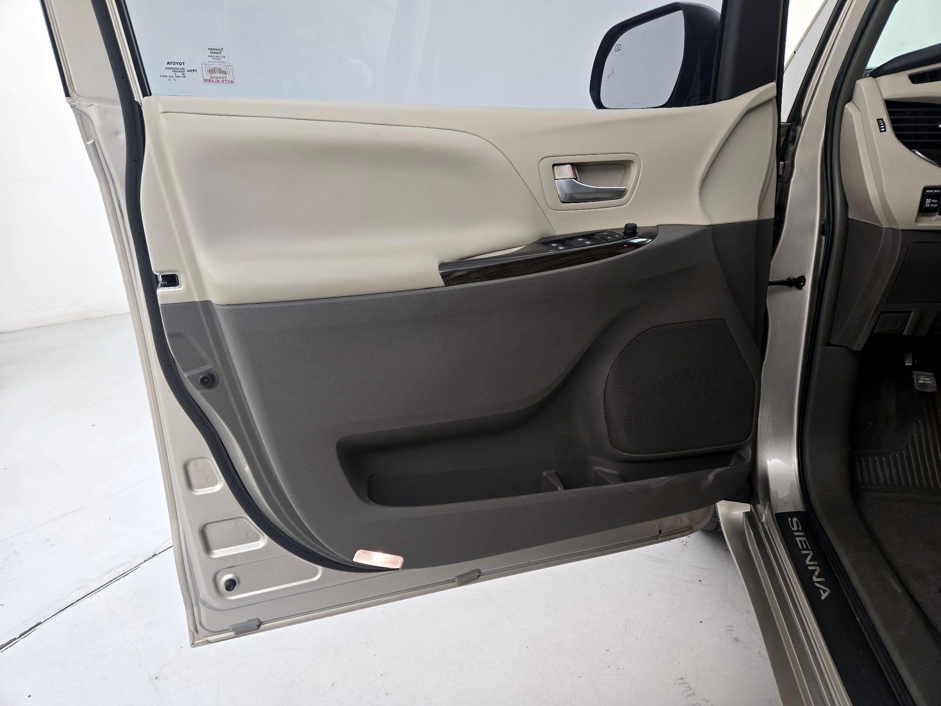 Thumbnail: 2015 Toyota Sienna - 12