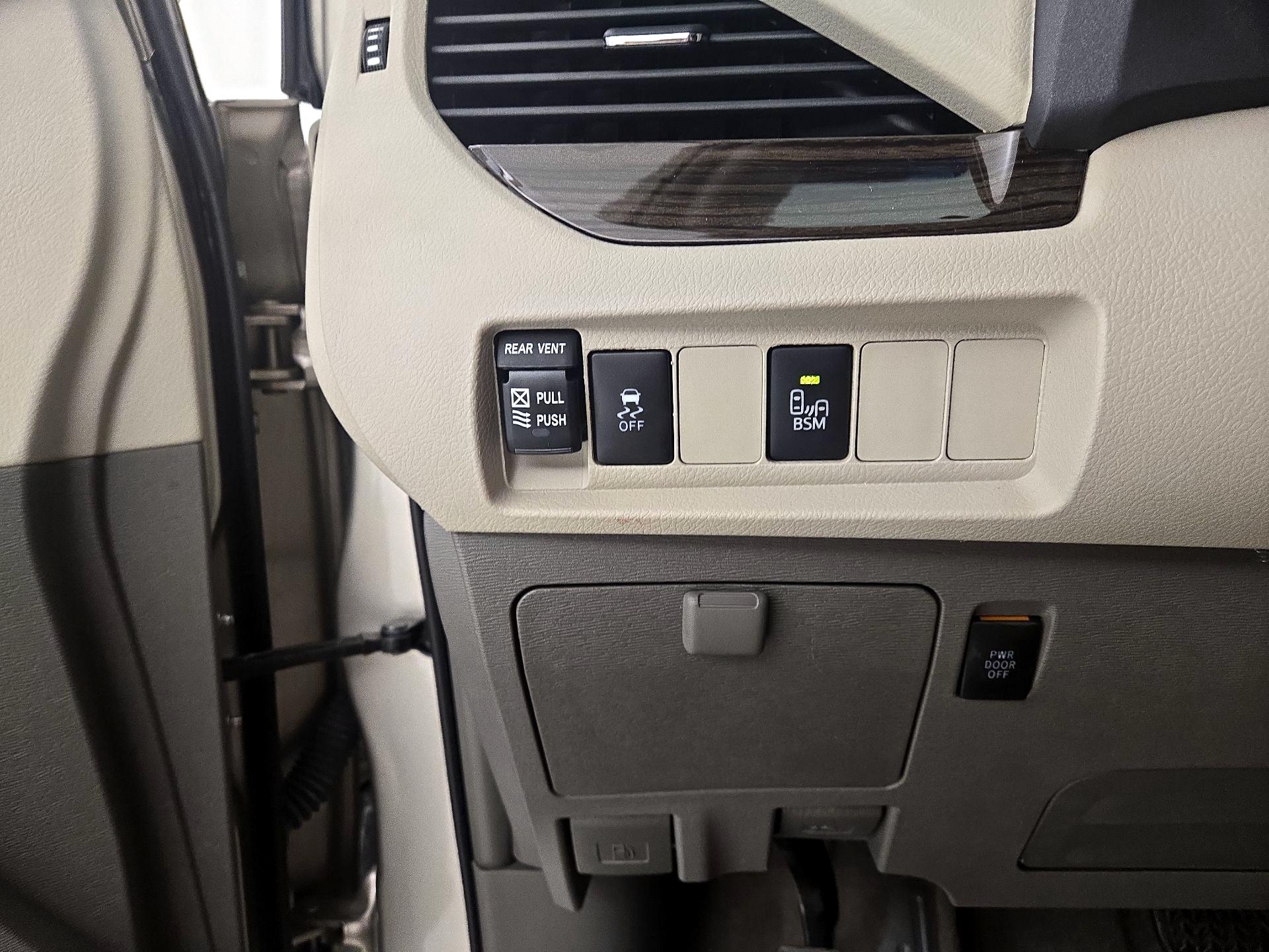 Thumbnail: 2015 Toyota Sienna - 13