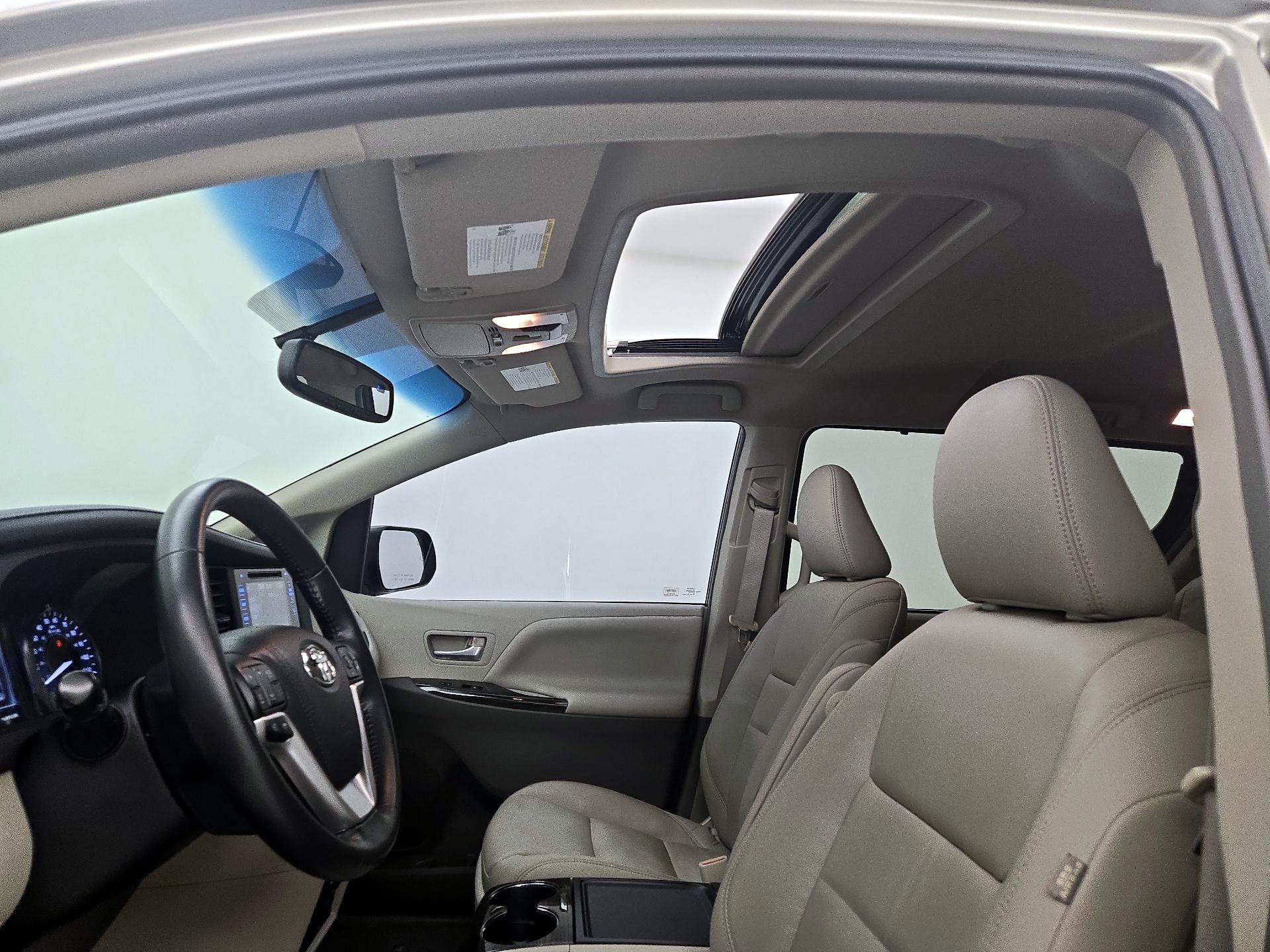 Thumbnail: 2015 Toyota Sienna - 18
