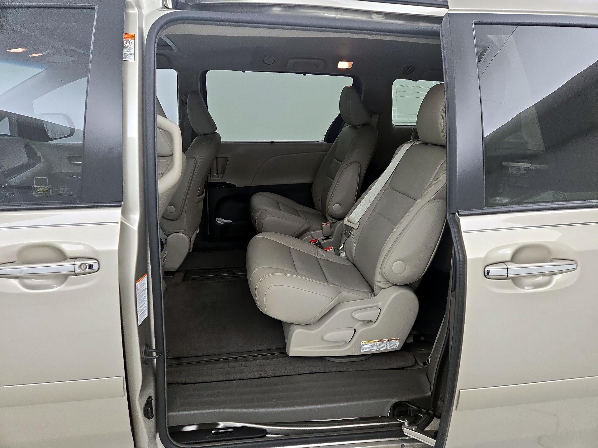 Thumbnail: 2015 Toyota Sienna - 19