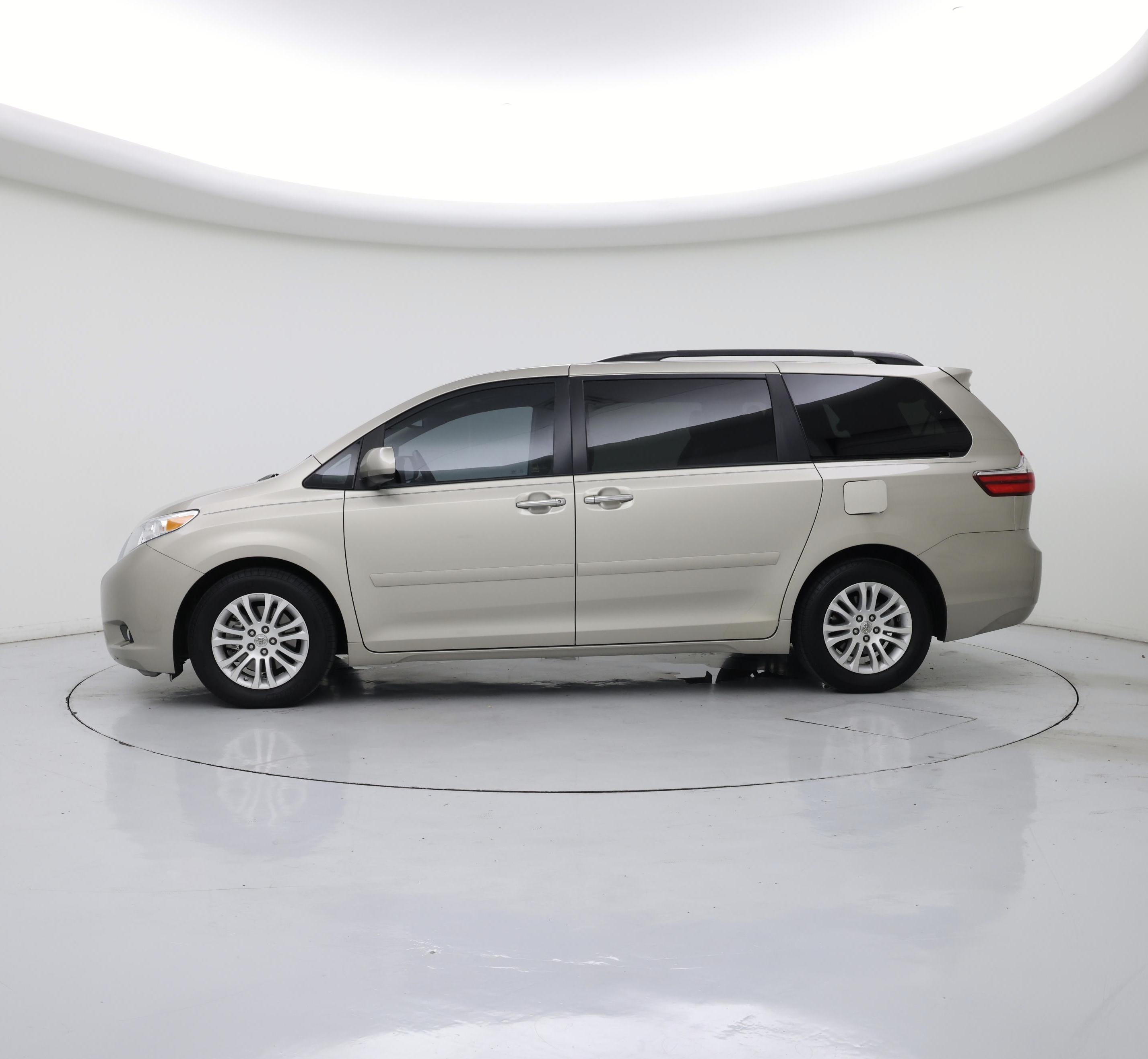 Thumbnail: 2015 Toyota Sienna - 3