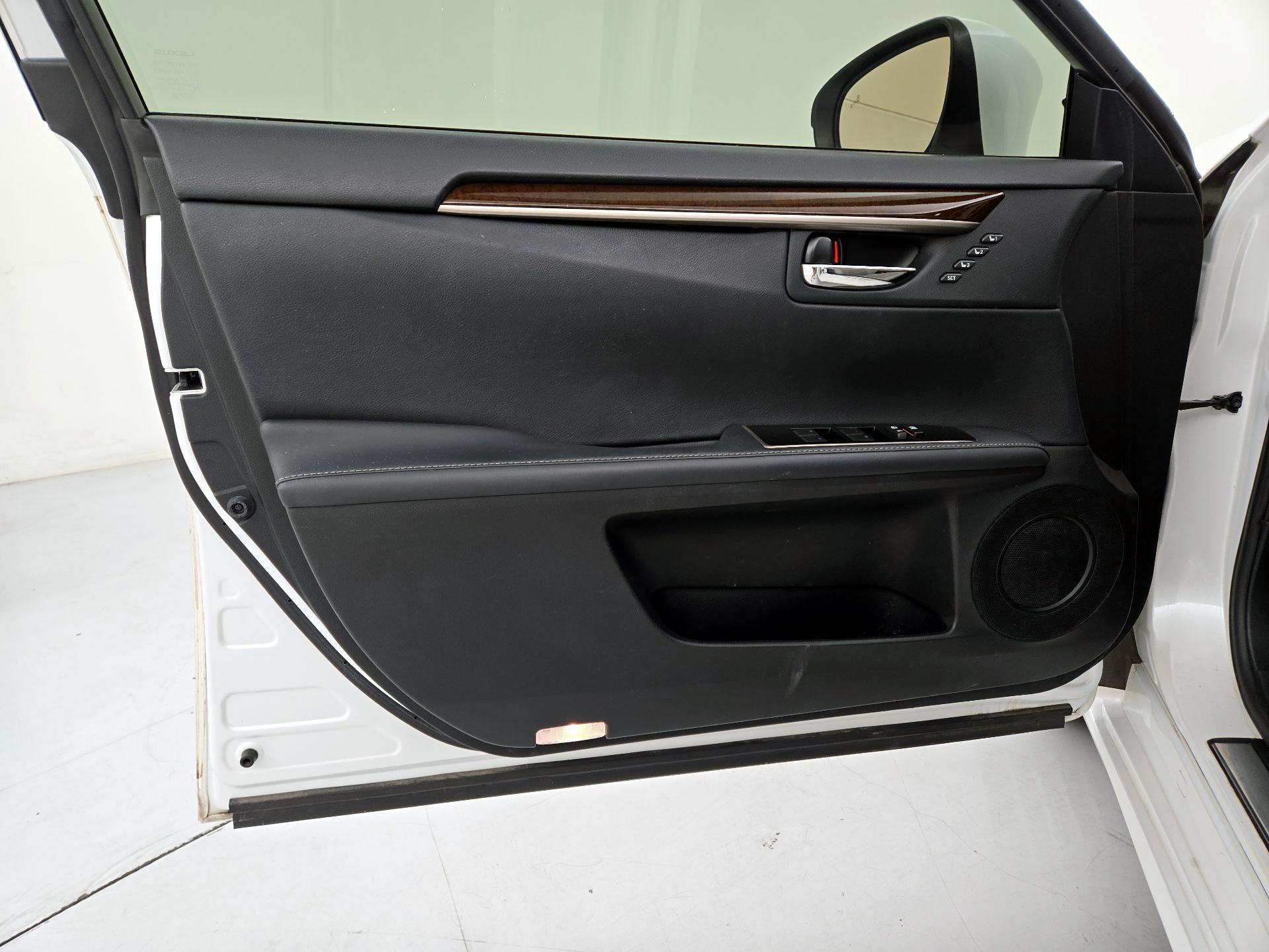 Thumbnail: 2016 Lexus ES - 12