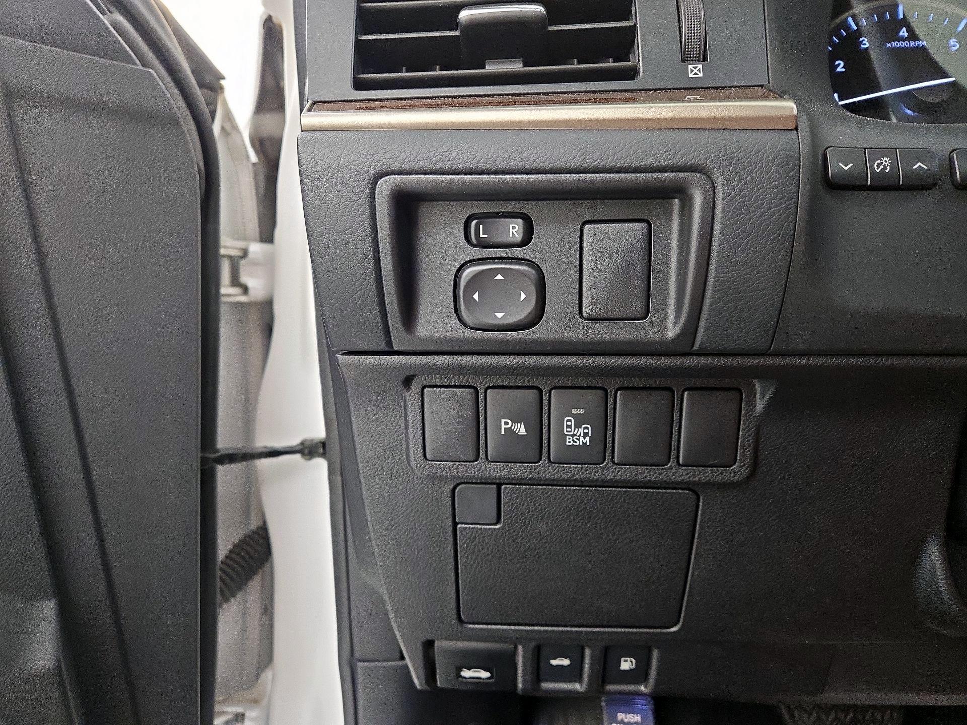Thumbnail: 2016 Lexus ES - 13