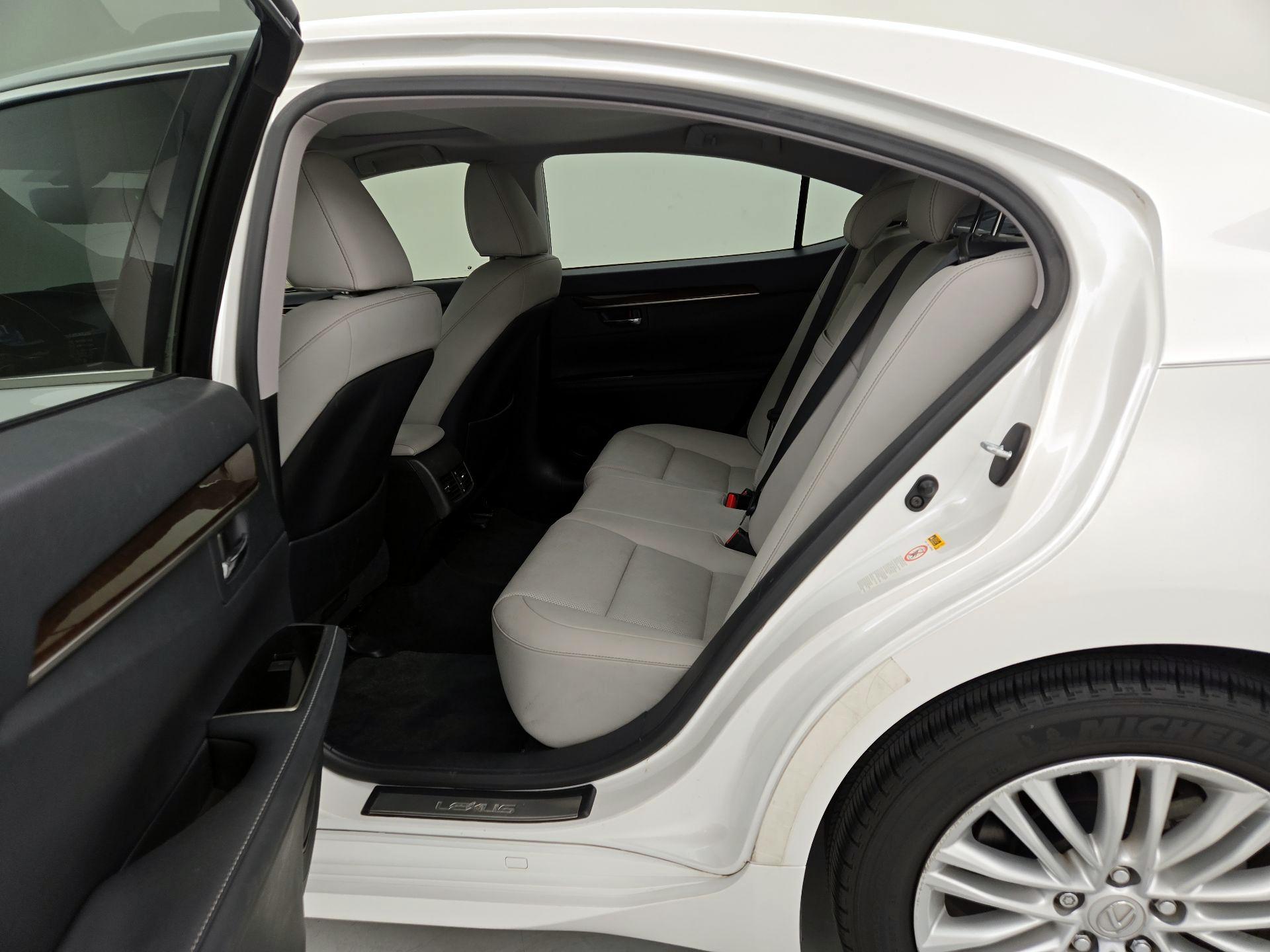 Thumbnail: 2016 Lexus ES - 20