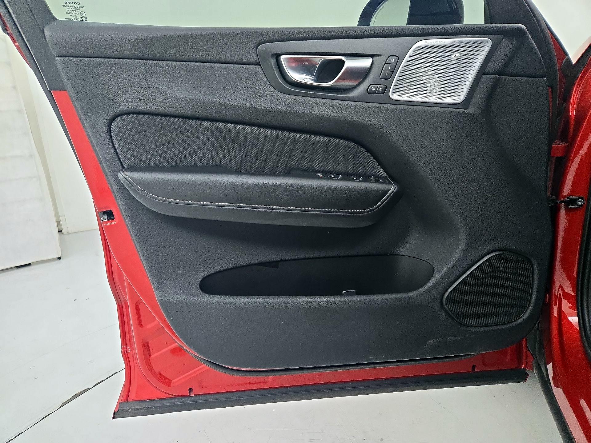 Thumbnail: 2022 Volvo XC60 - 12