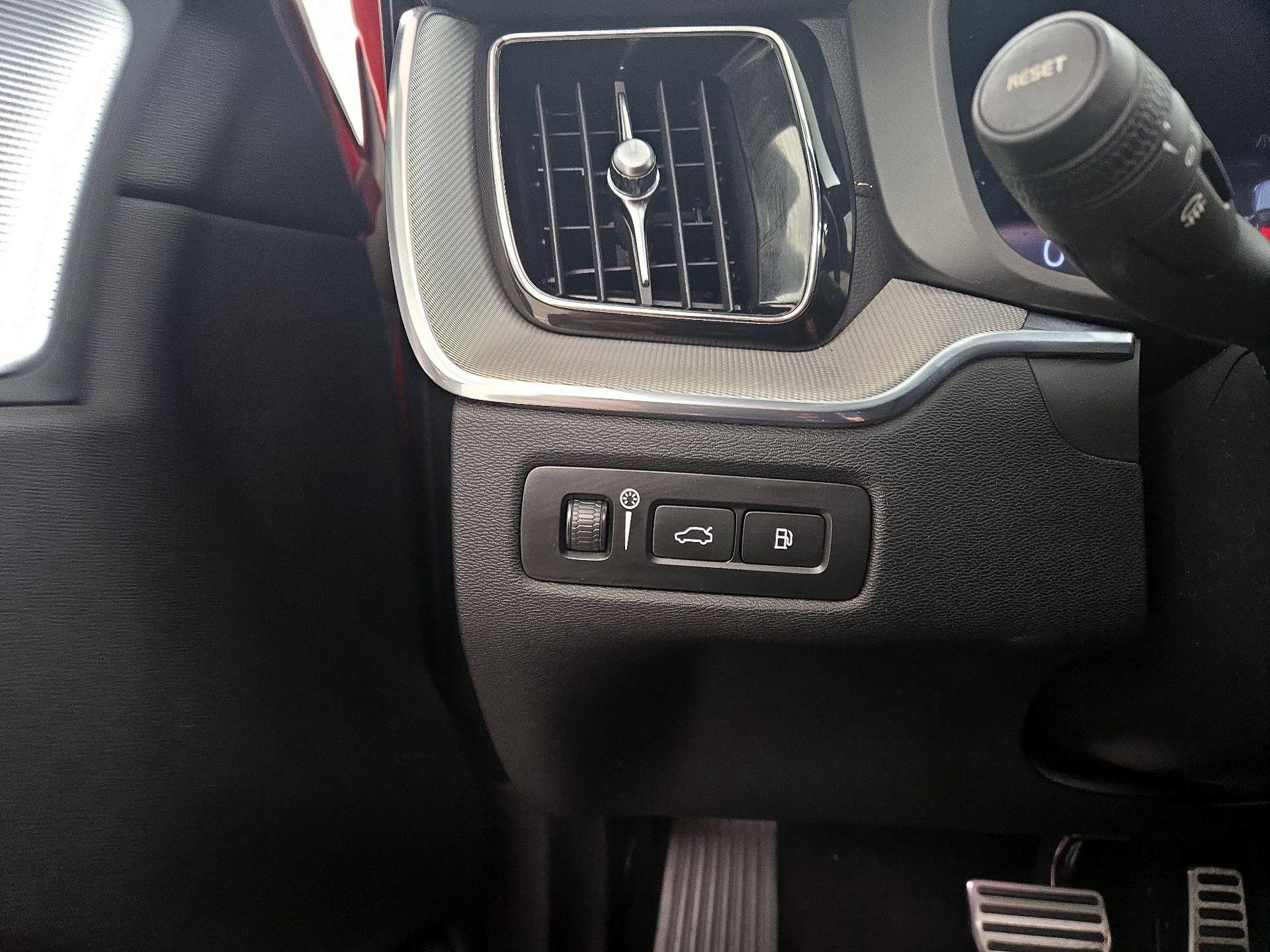 Thumbnail: 2022 Volvo XC60 - 13