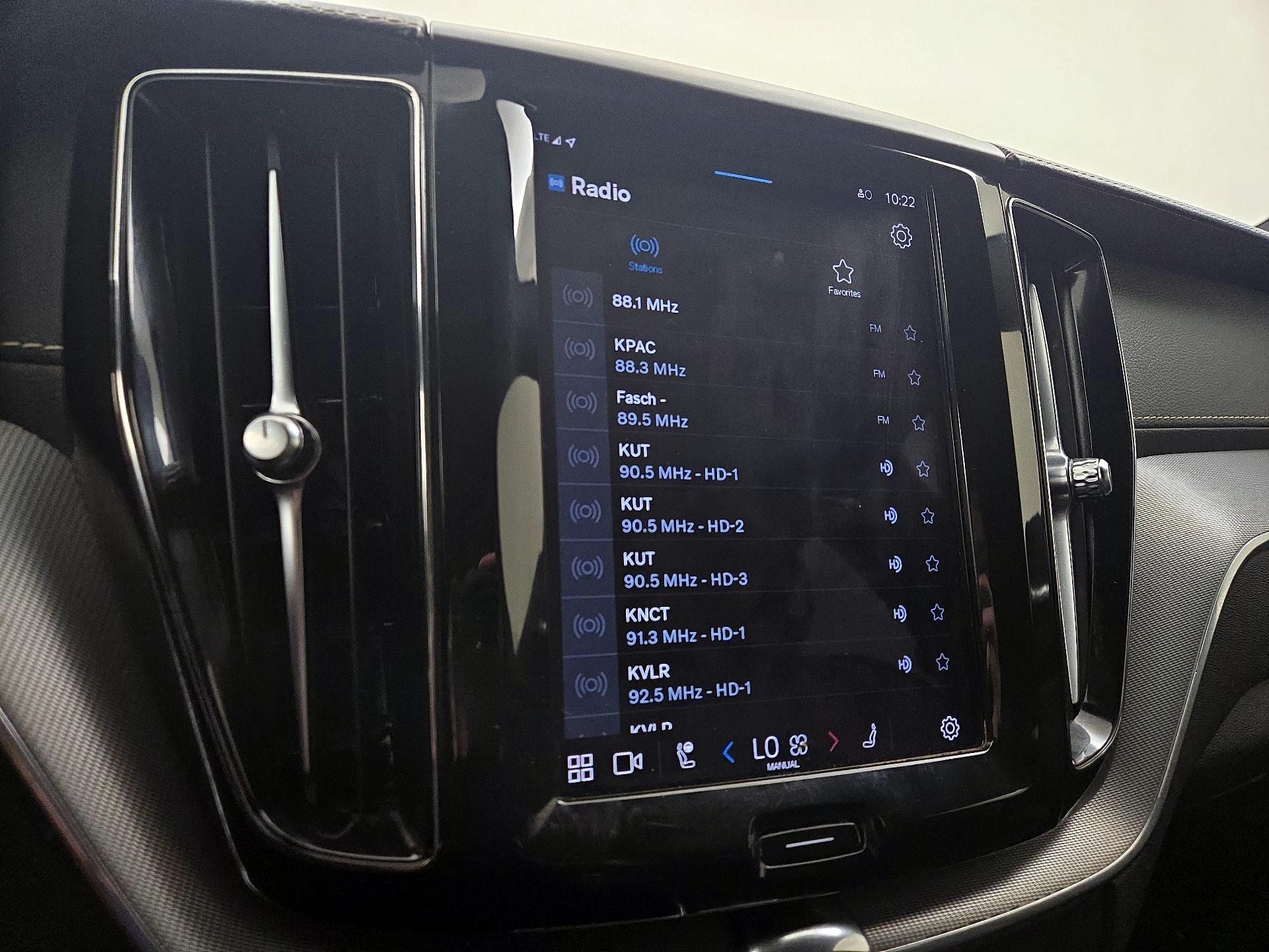 Thumbnail: 2022 Volvo XC60 - 16