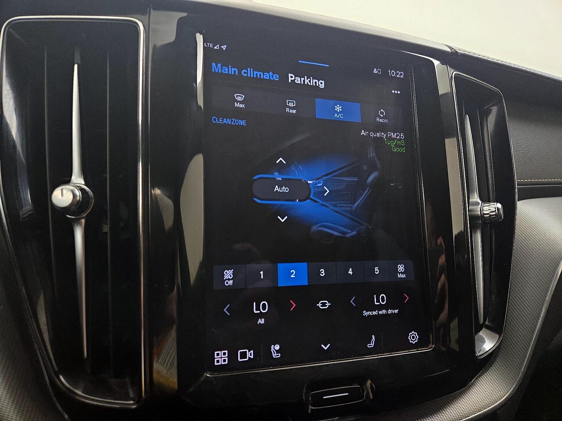 Thumbnail: 2022 Volvo XC60 - 17