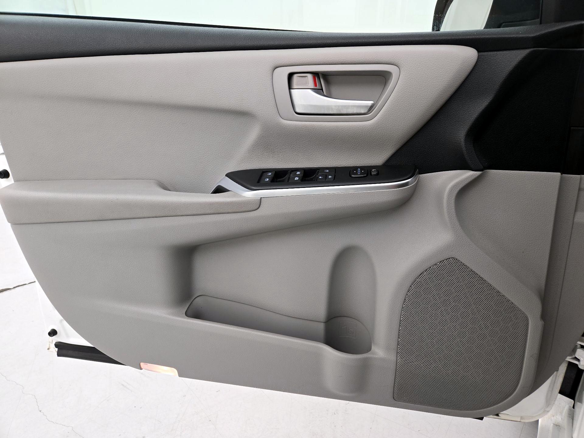 Thumbnail: 2015 Toyota Camry - 12