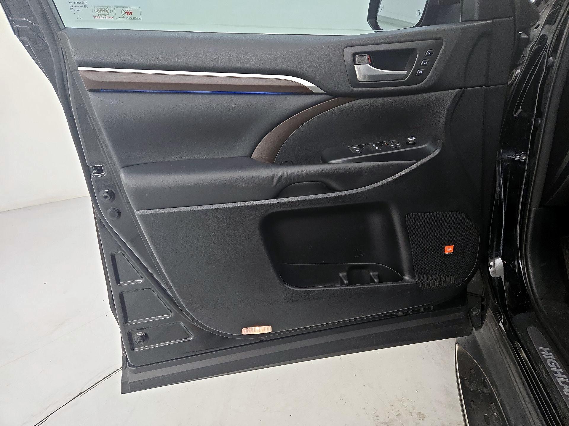 Thumbnail: 2016 Toyota Highlander - 12