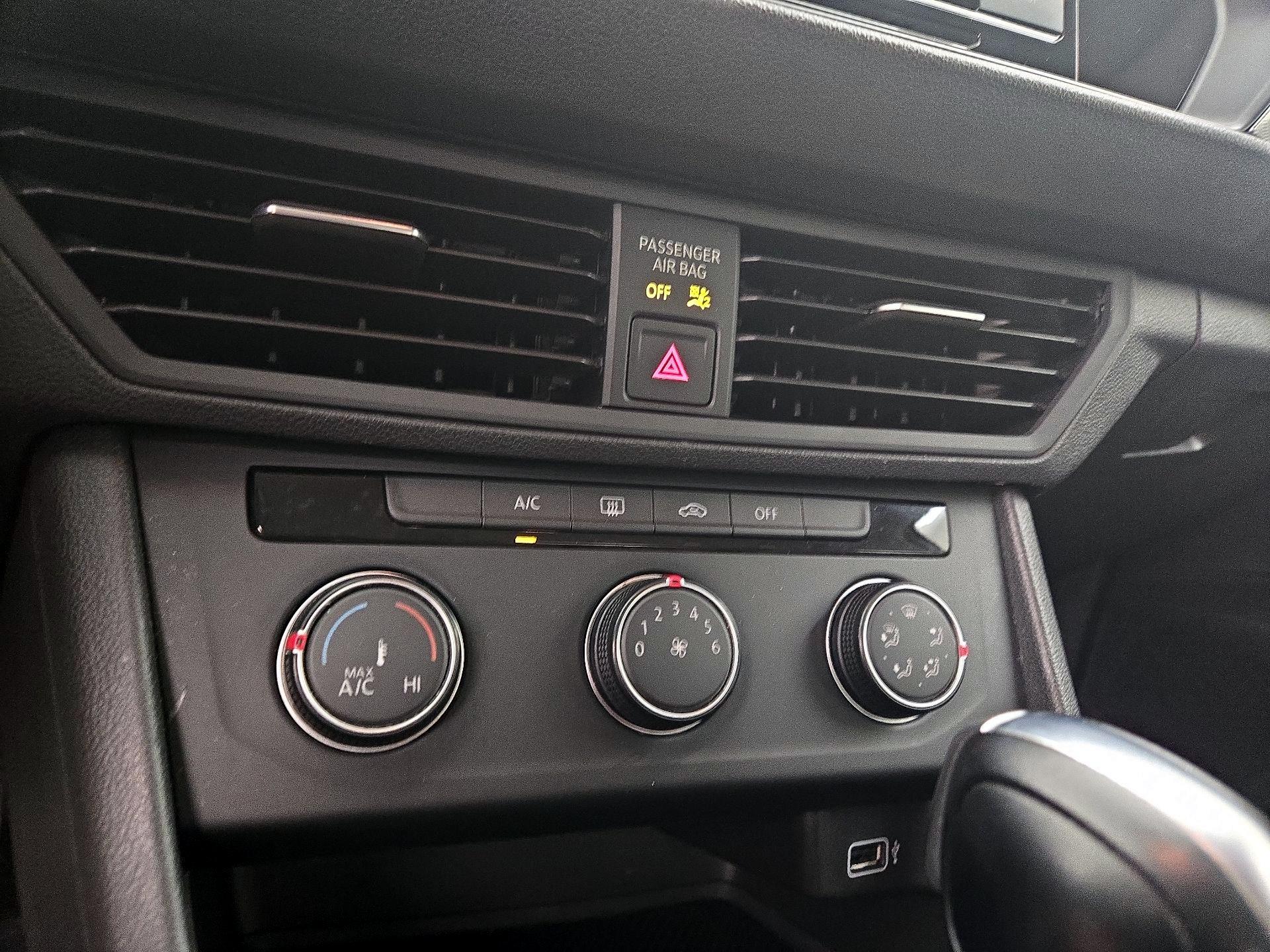 Thumbnail: 2019 Volkswagen Jetta - 16