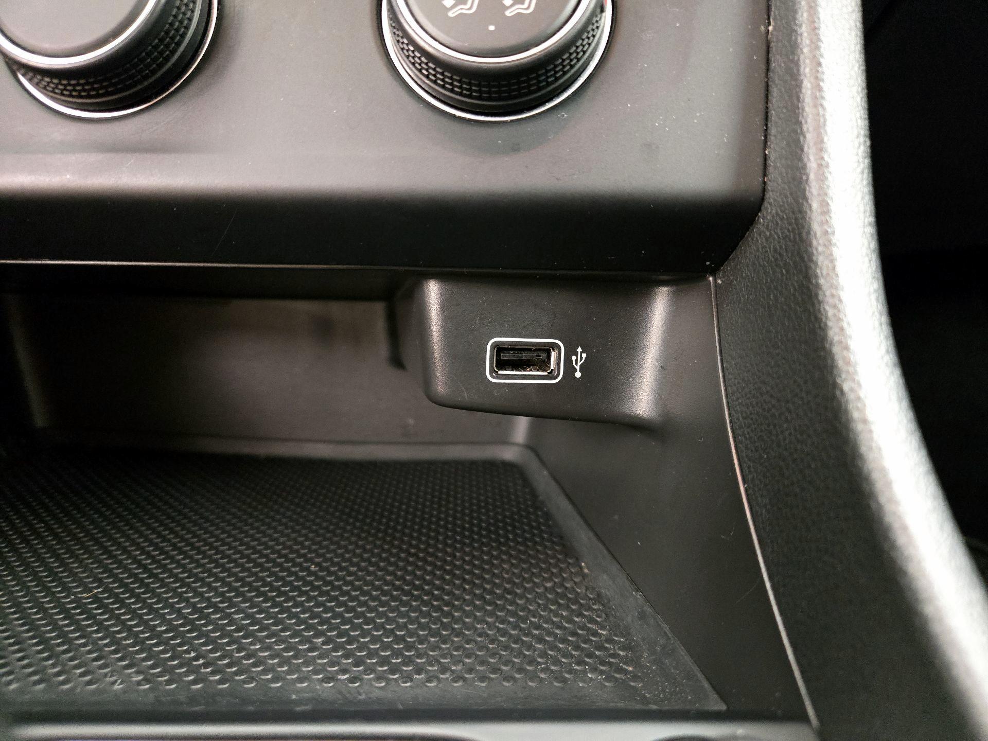 Thumbnail: 2019 Volkswagen Jetta - 18