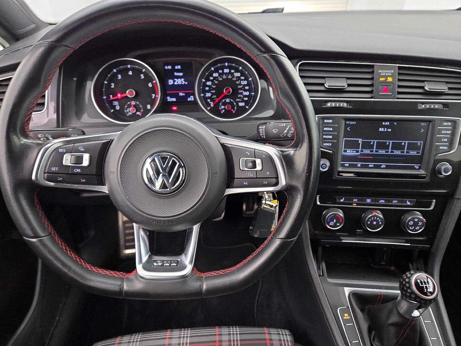 Thumbnail: 2017 Volkswagen Golf - 10