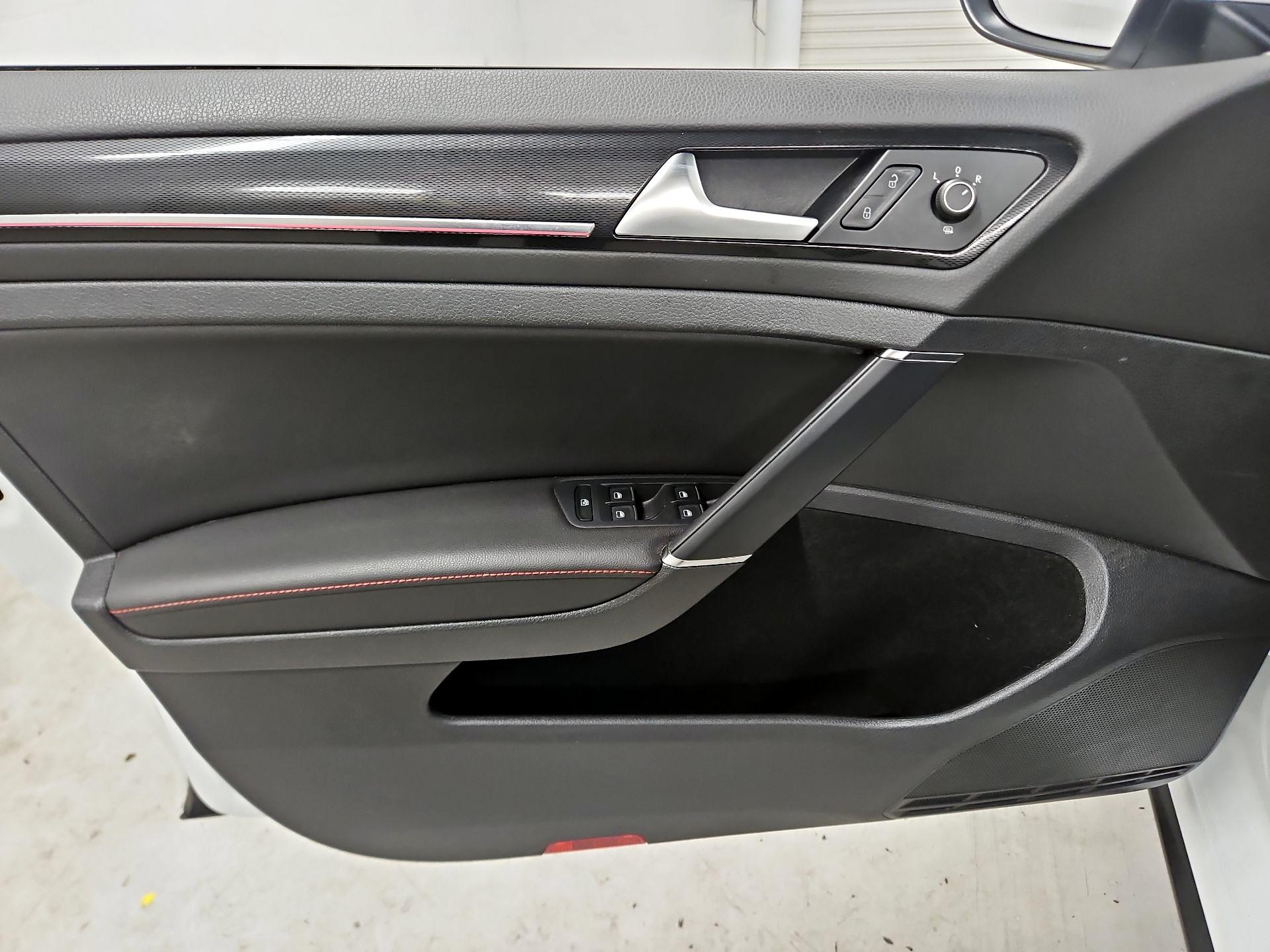 Thumbnail: 2015 Volkswagen Golf - 12