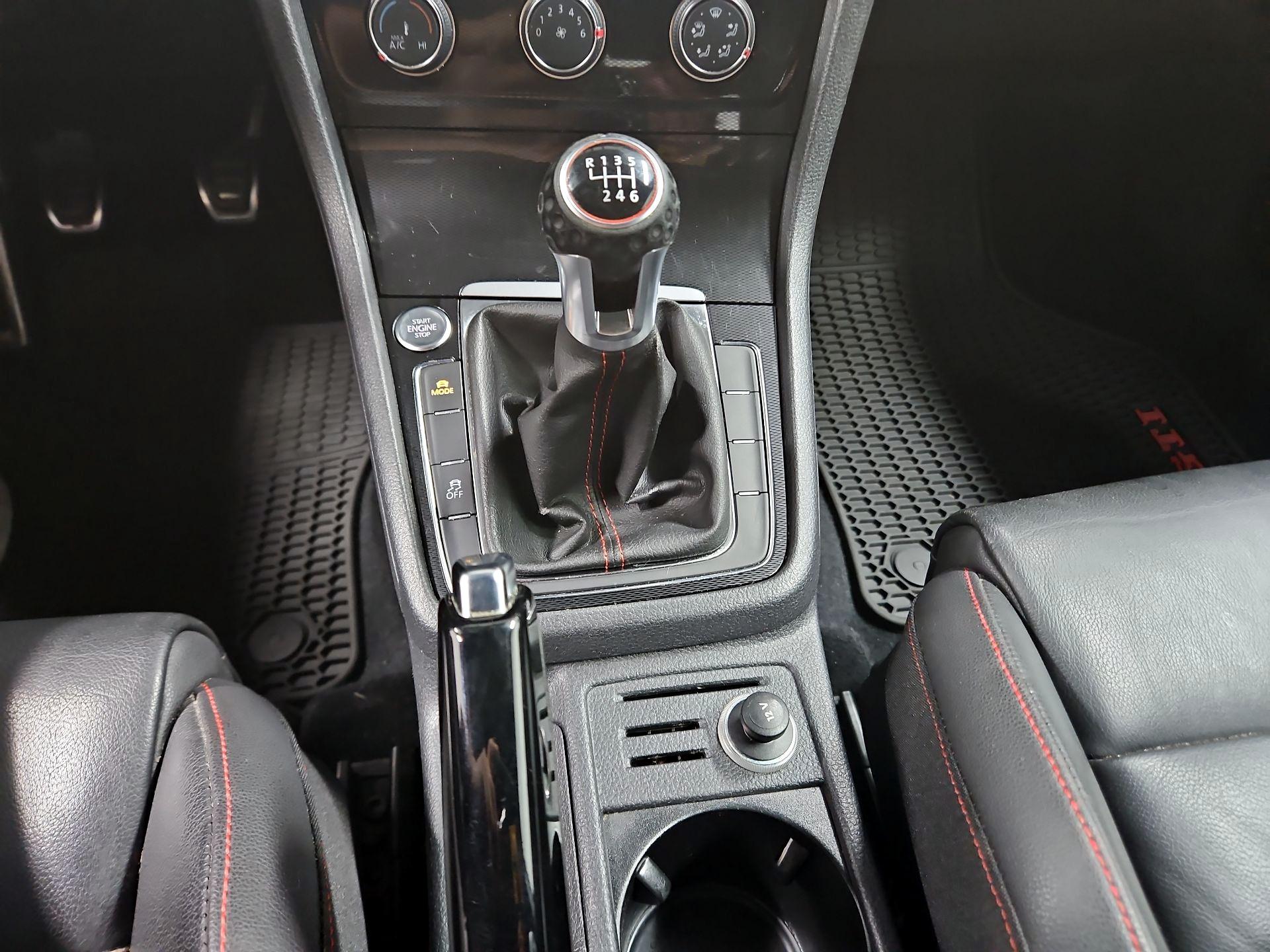 Thumbnail: 2015 Volkswagen Golf - 17
