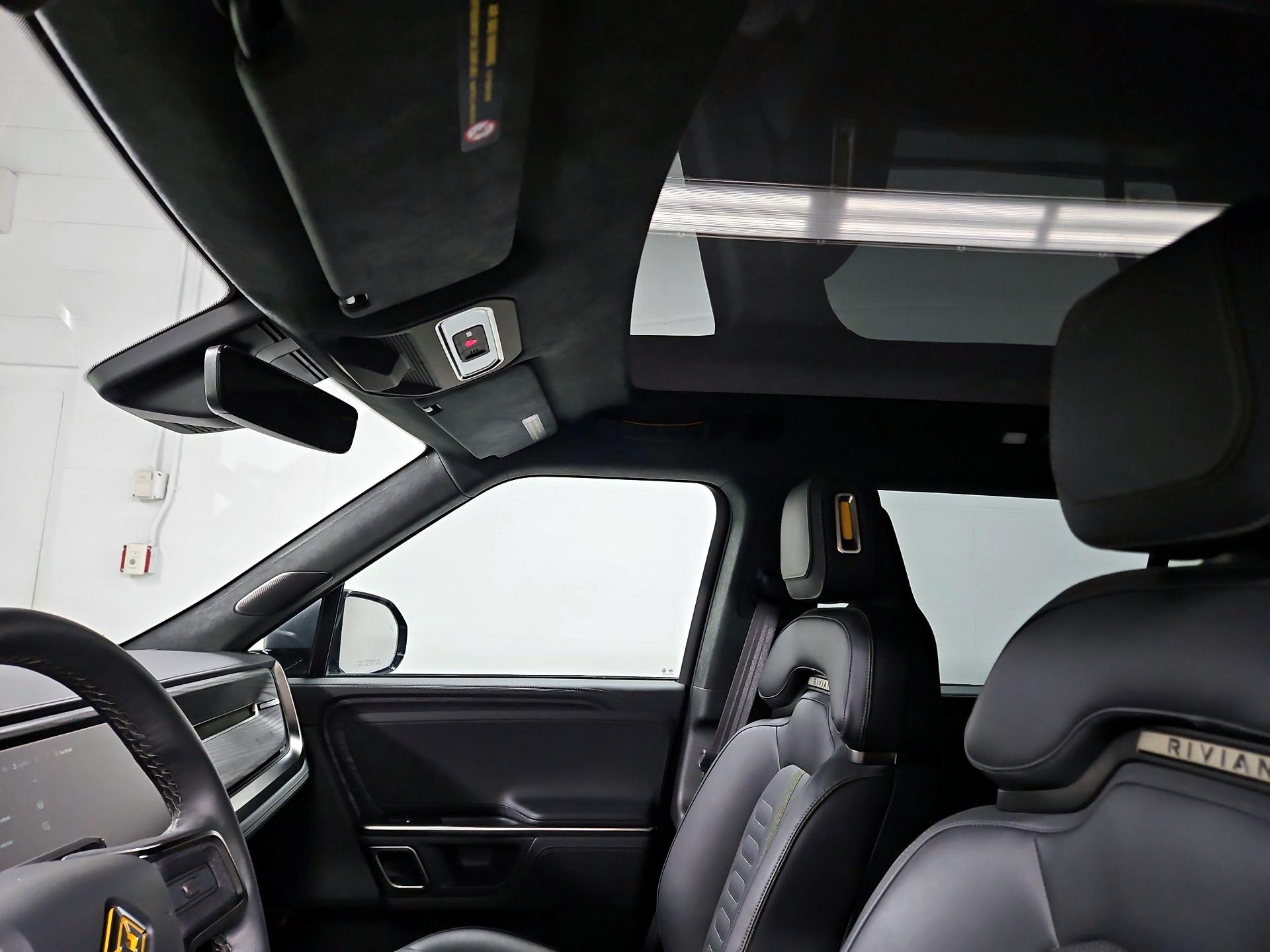 Thumbnail: 2024 Rivian R1S - 19