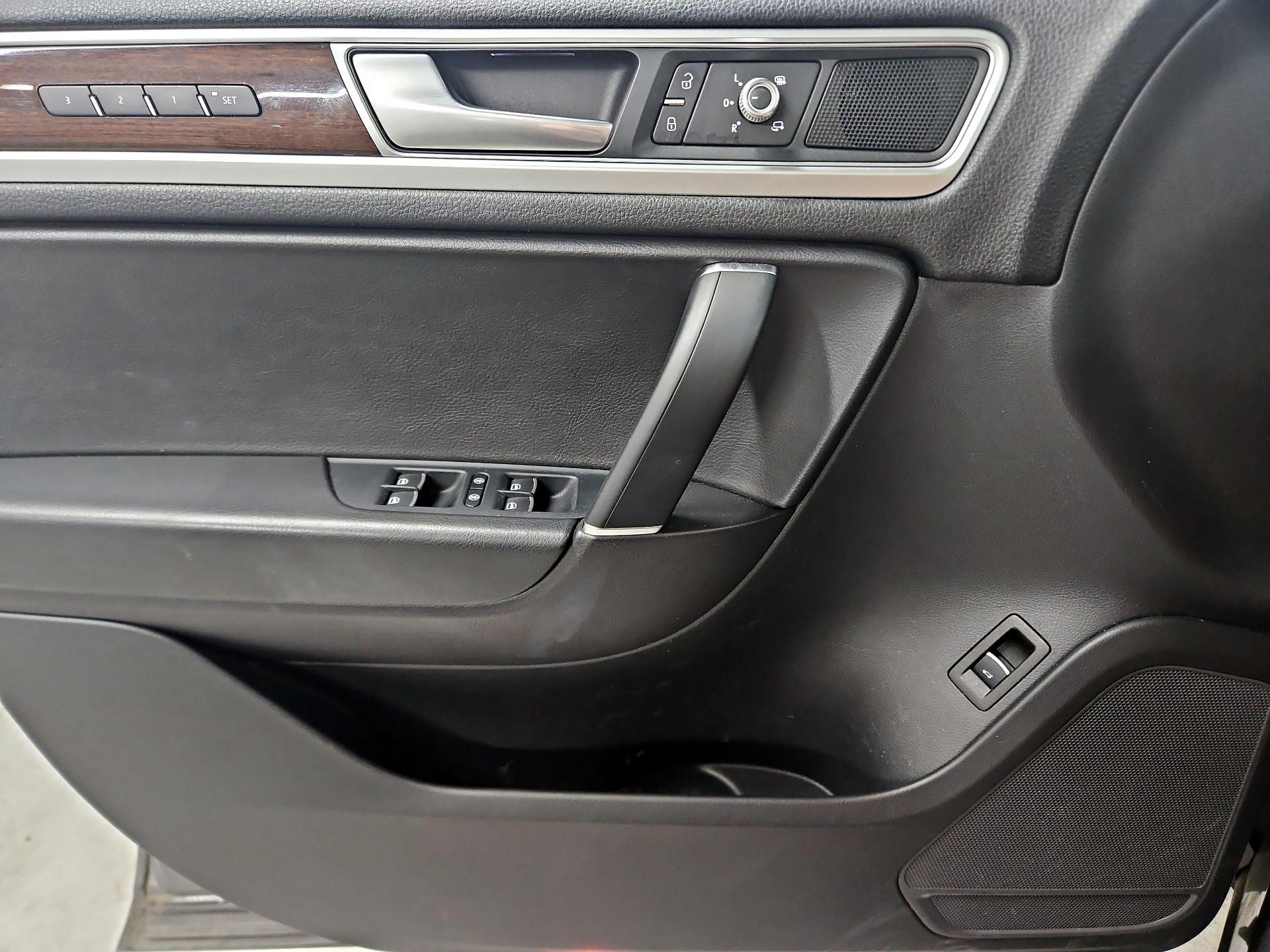 Thumbnail: 2016 Volkswagen Touareg - 12
