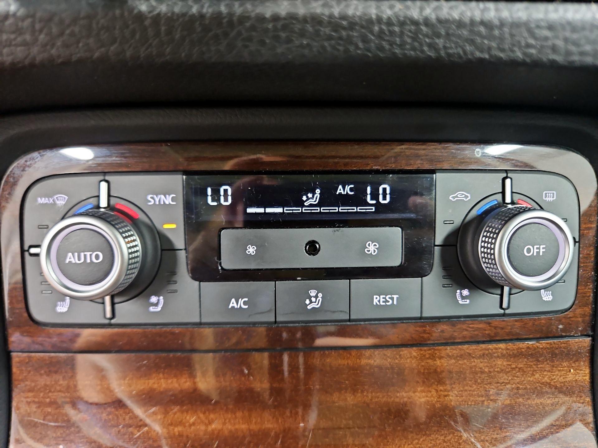 Thumbnail: 2016 Volkswagen Touareg - 17