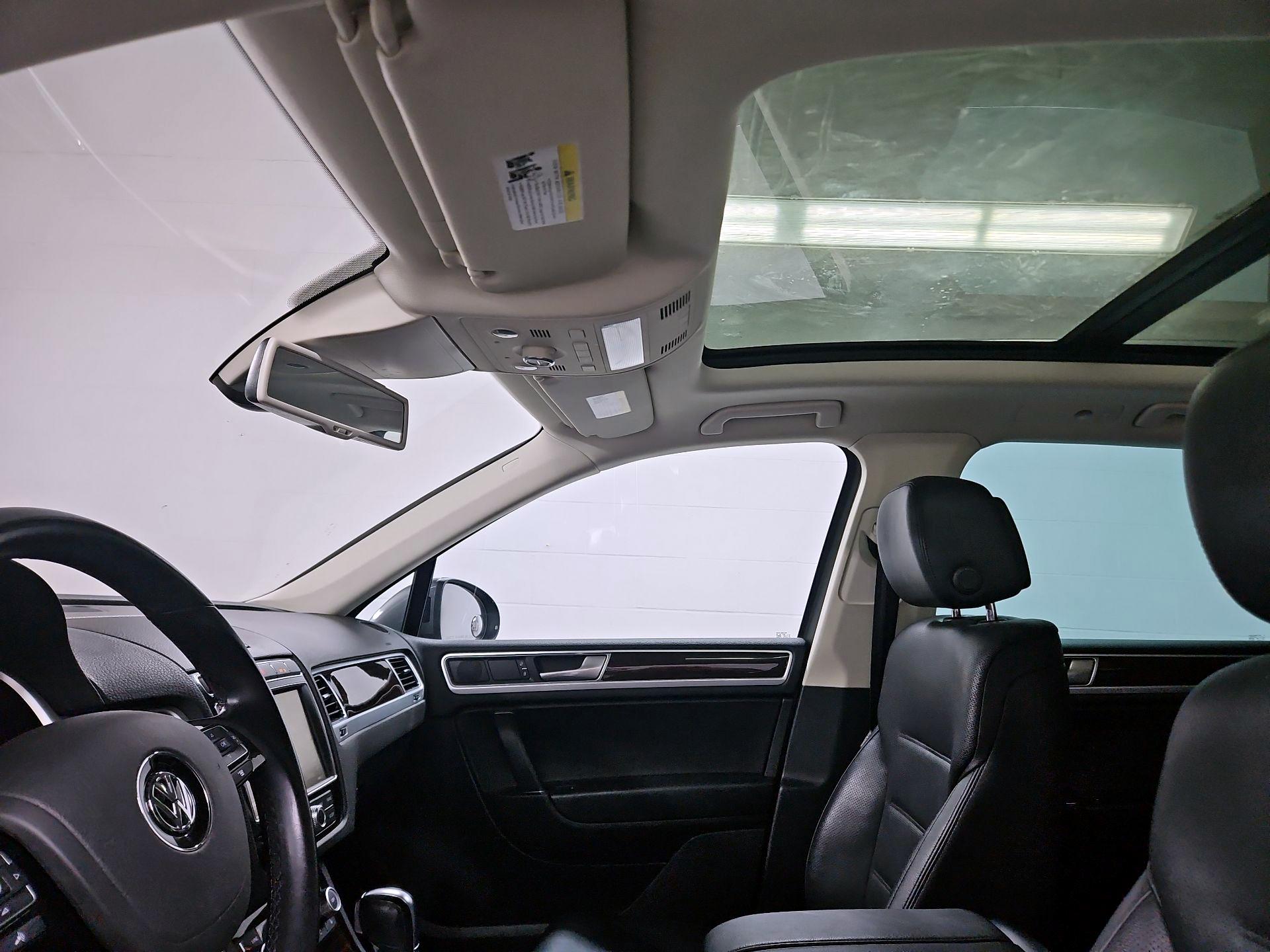 Thumbnail: 2016 Volkswagen Touareg - 19