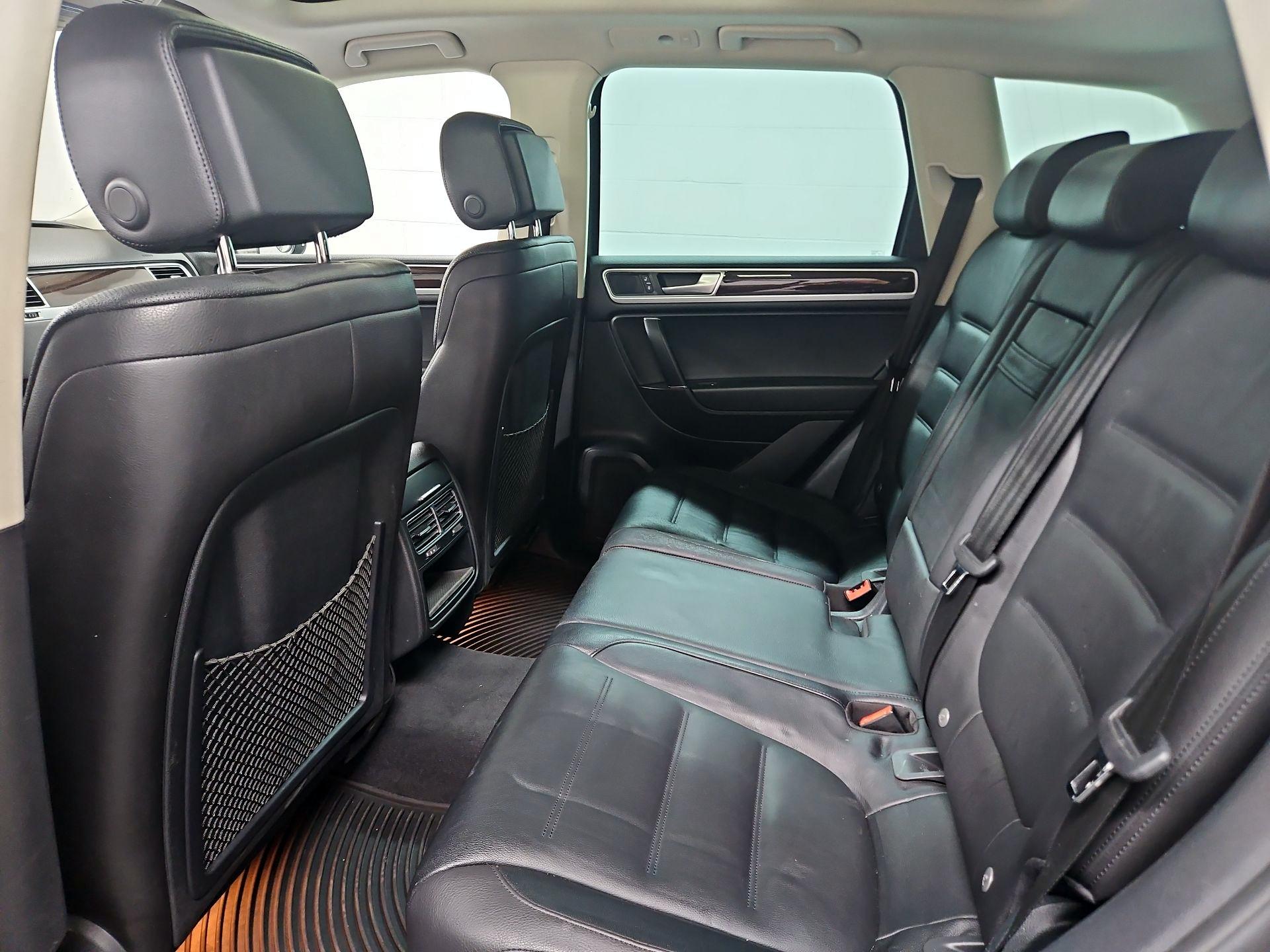 Thumbnail: 2016 Volkswagen Touareg - 20