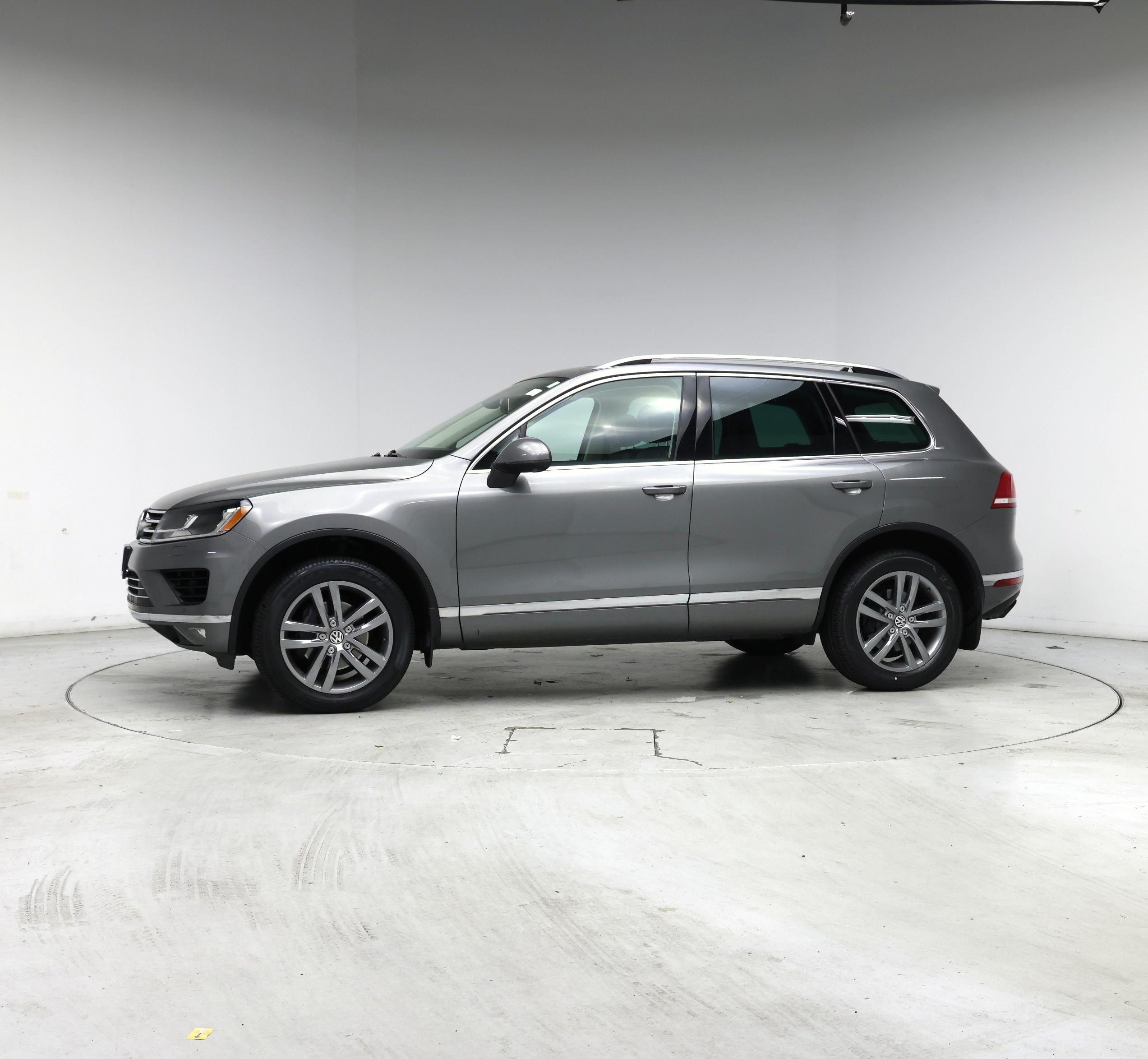 Thumbnail: 2016 Volkswagen Touareg - 3