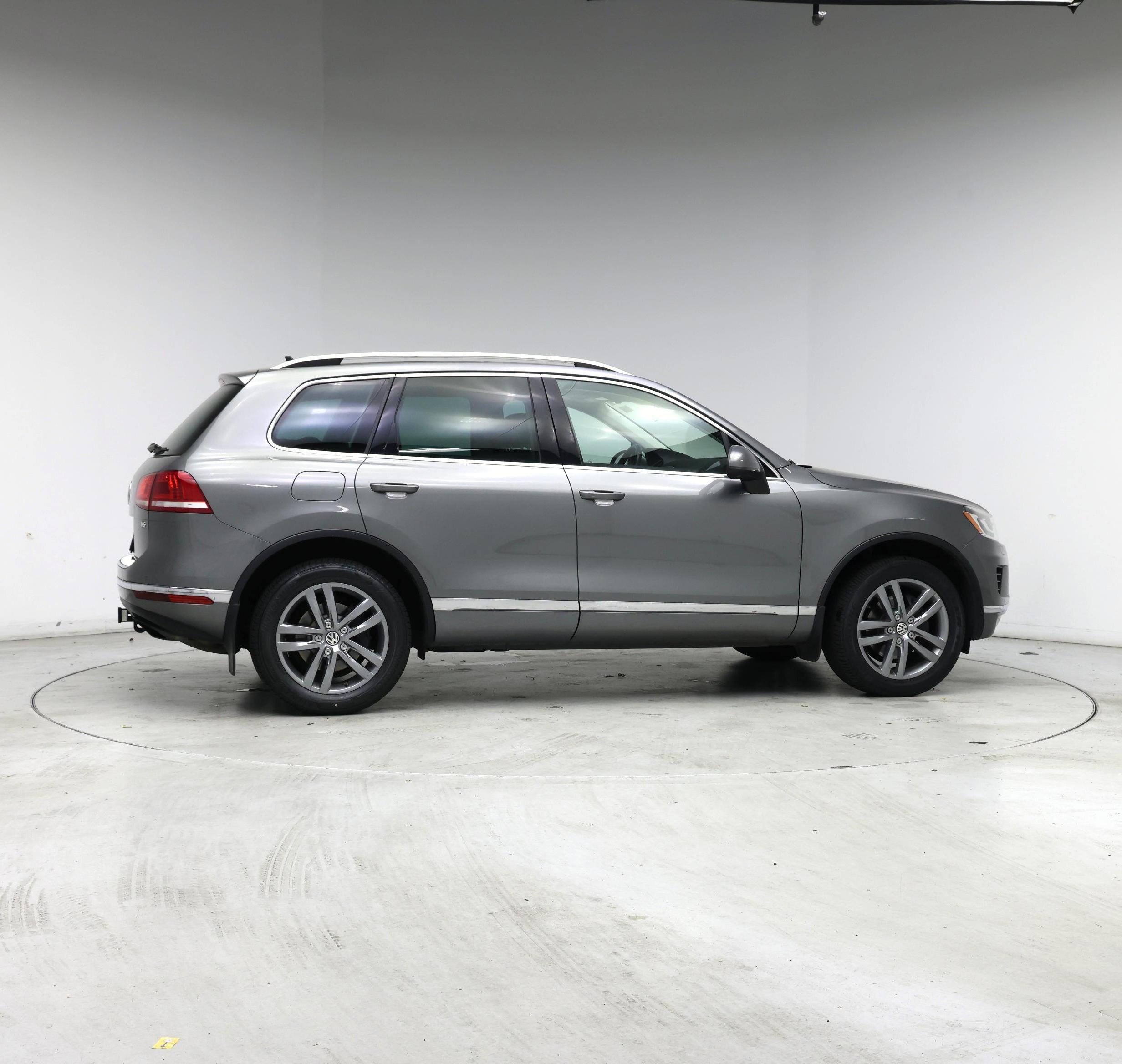 Thumbnail: 2016 Volkswagen Touareg - 7
